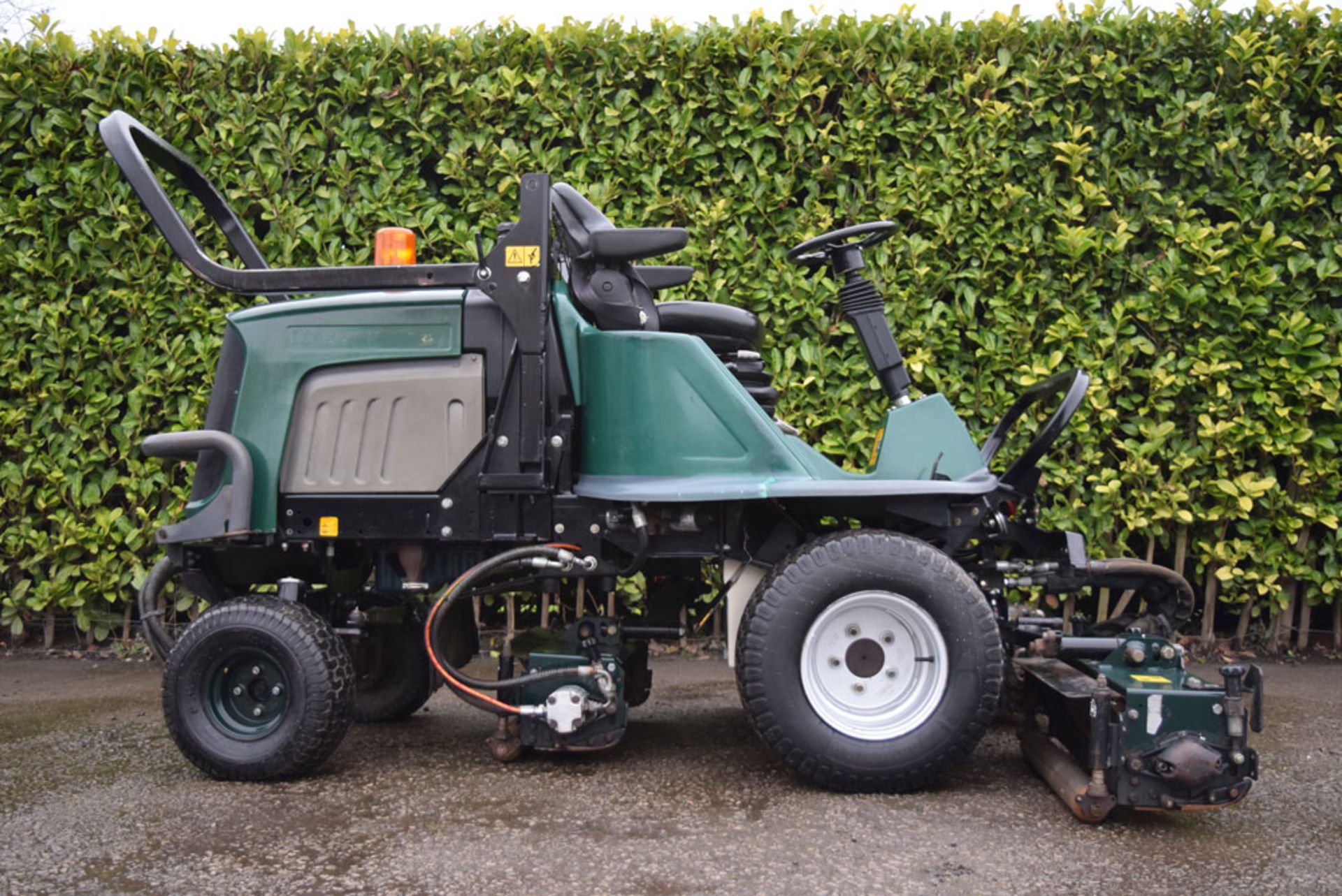 2011 Registered Hayter LT324 Triple Cylinder Mower - Image 7 of 9