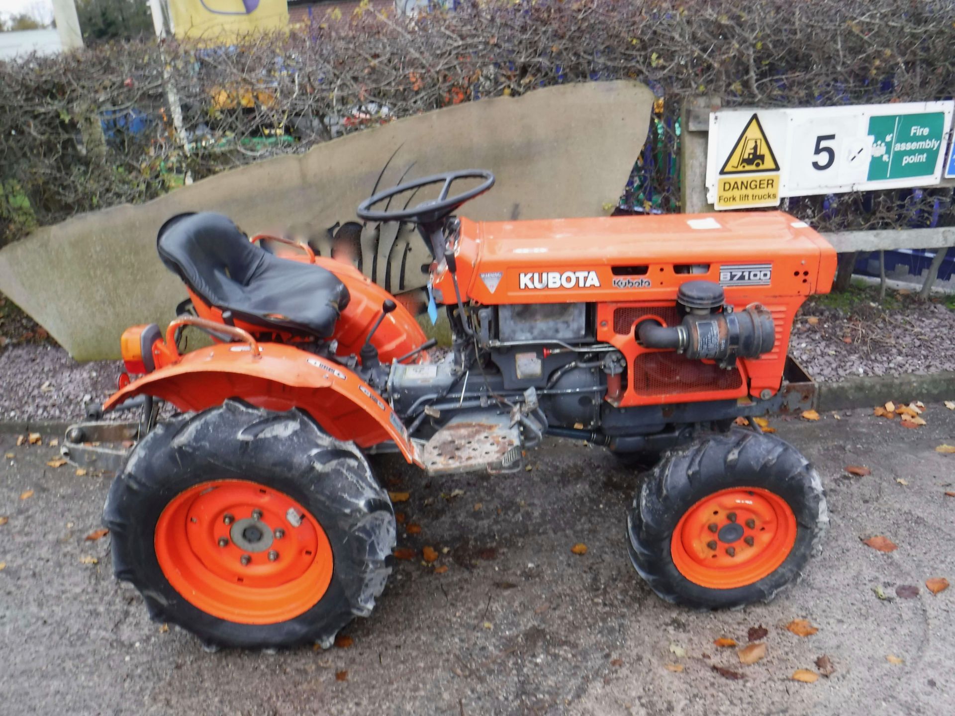 Kubota B7100 Tractor - 3175 hours, Tidy.