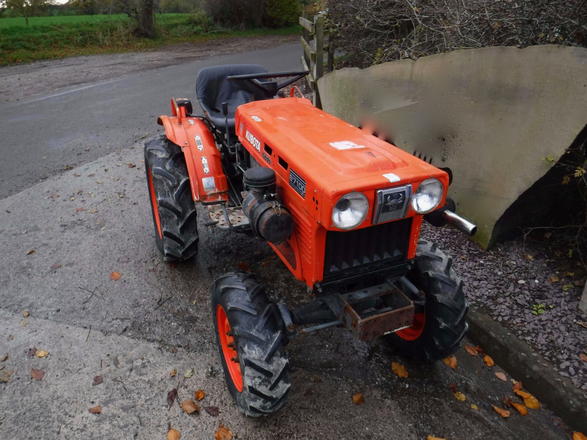 Kubota B7100 Tractor - 3175 hours, Tidy. - Image 2 of 3