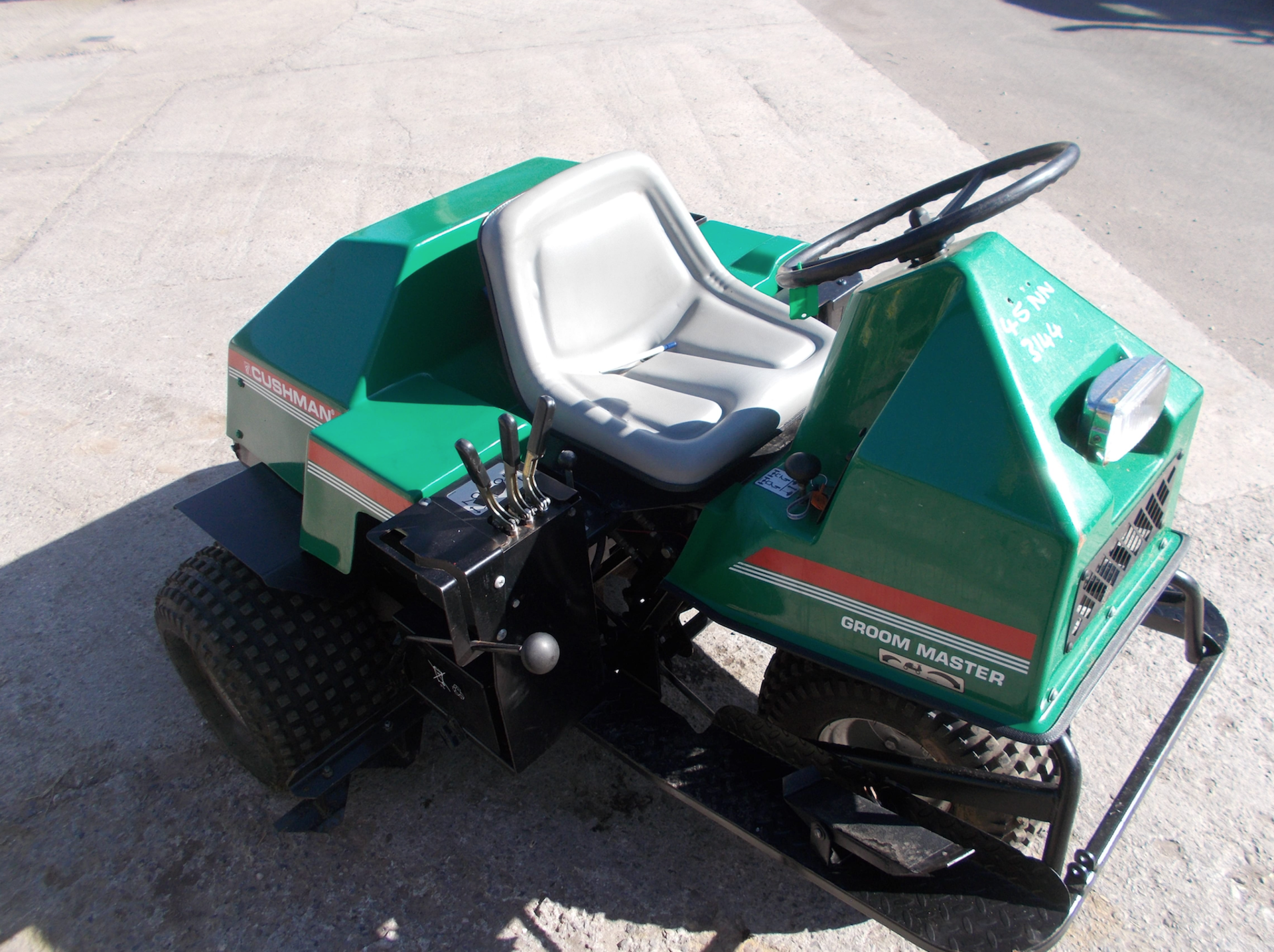 Cushman Groom Master Bunker Rake