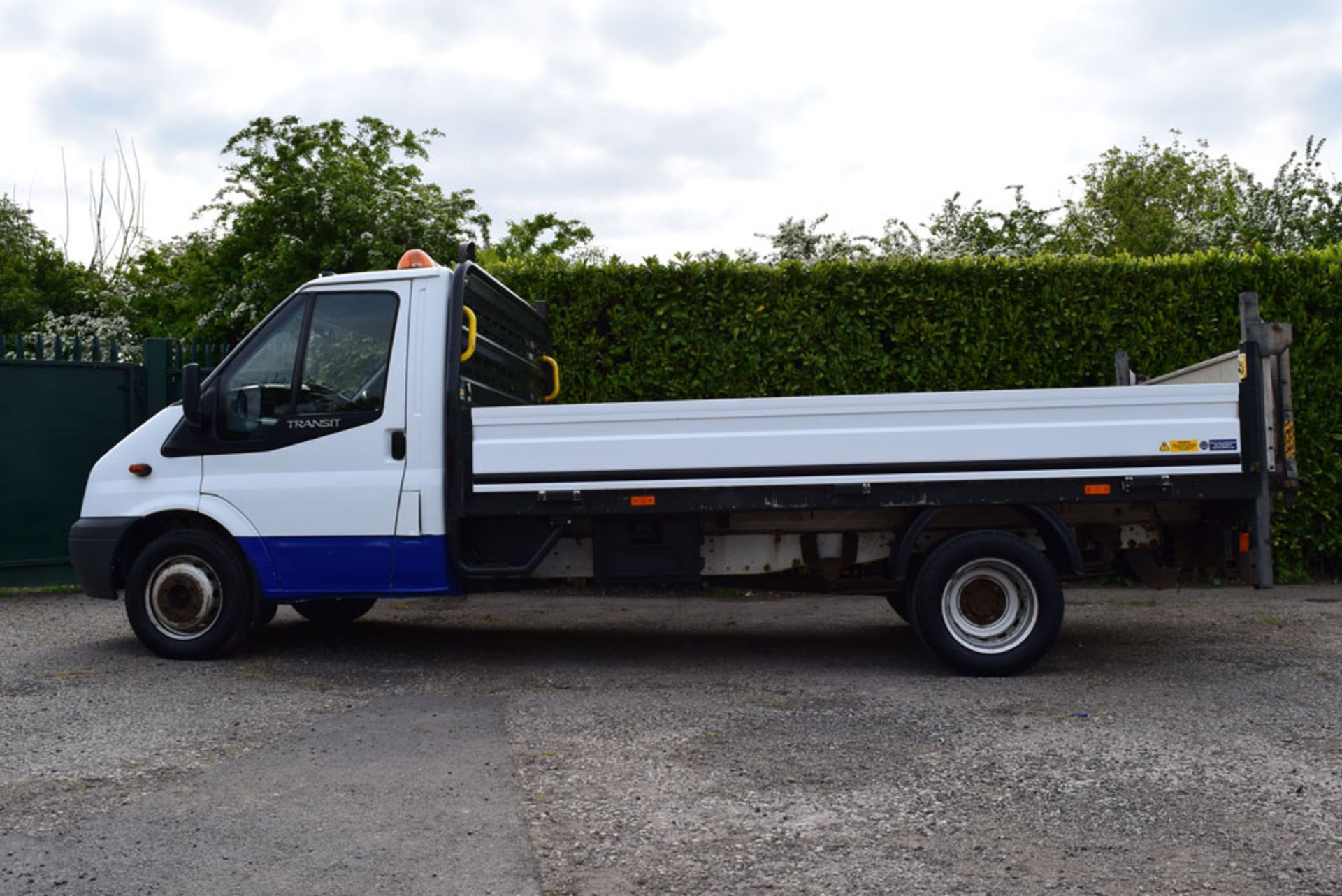 2010 Ford Transit T350 RWD 2.4 115ps Drop Side Pickup With Tail Lift - Image 9 of 11