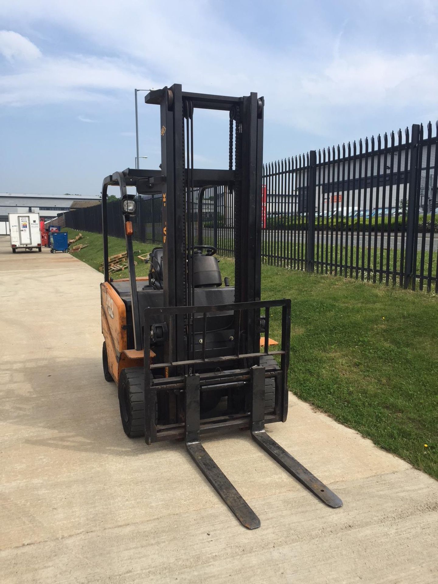 Sam-uk electric counterbalance fork lift truck - Image 4 of 10
