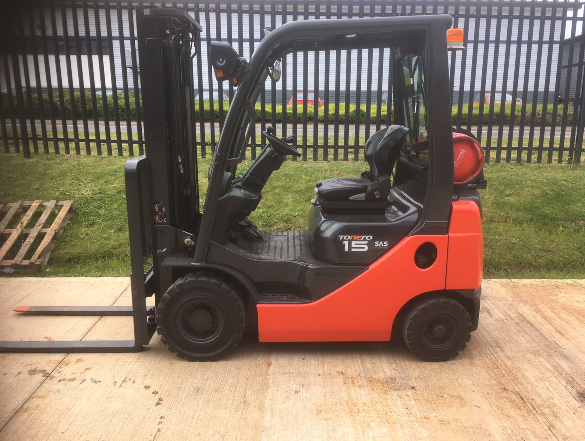 Toyota SAS Series 8 Gas Fork Lift Truck - Fully Refurbished.