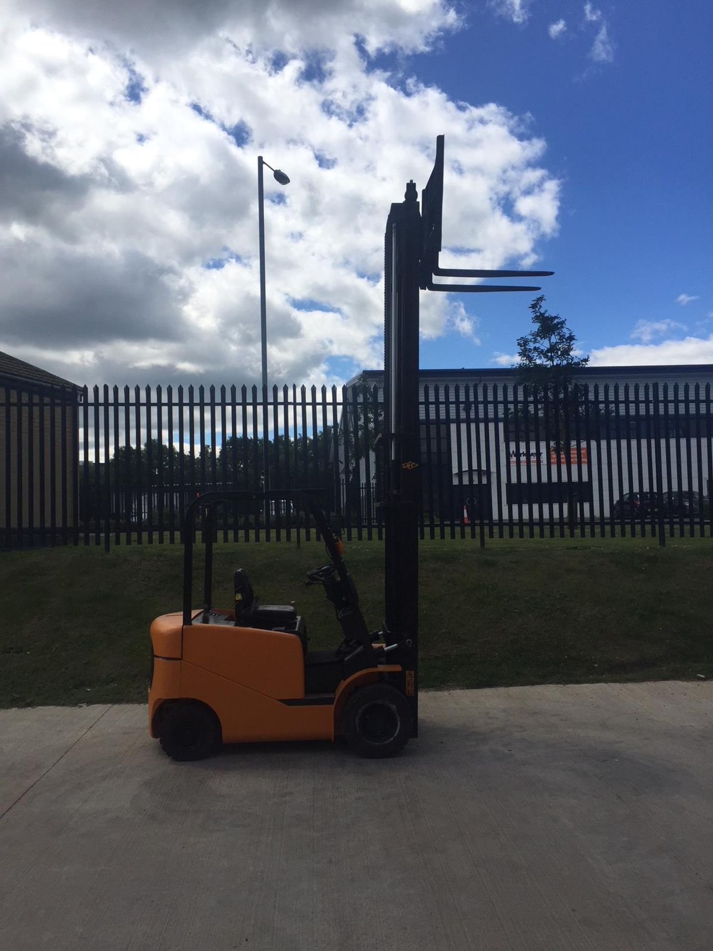 Sam-uk electric counterbalance fork lift truck - Fully refurbished and painted. - Bild 4 aus 9