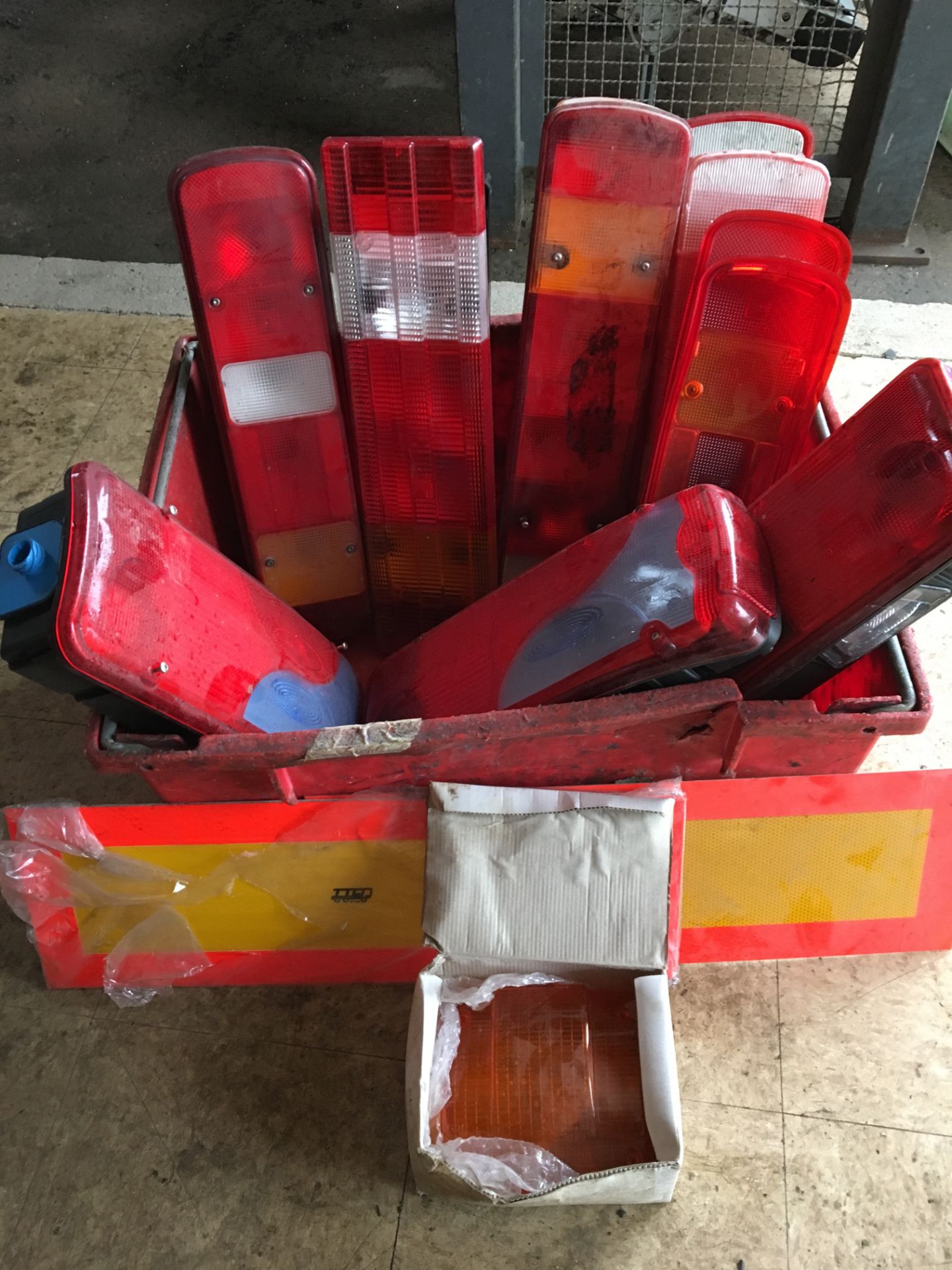 No Reserve: Box of lorry lights