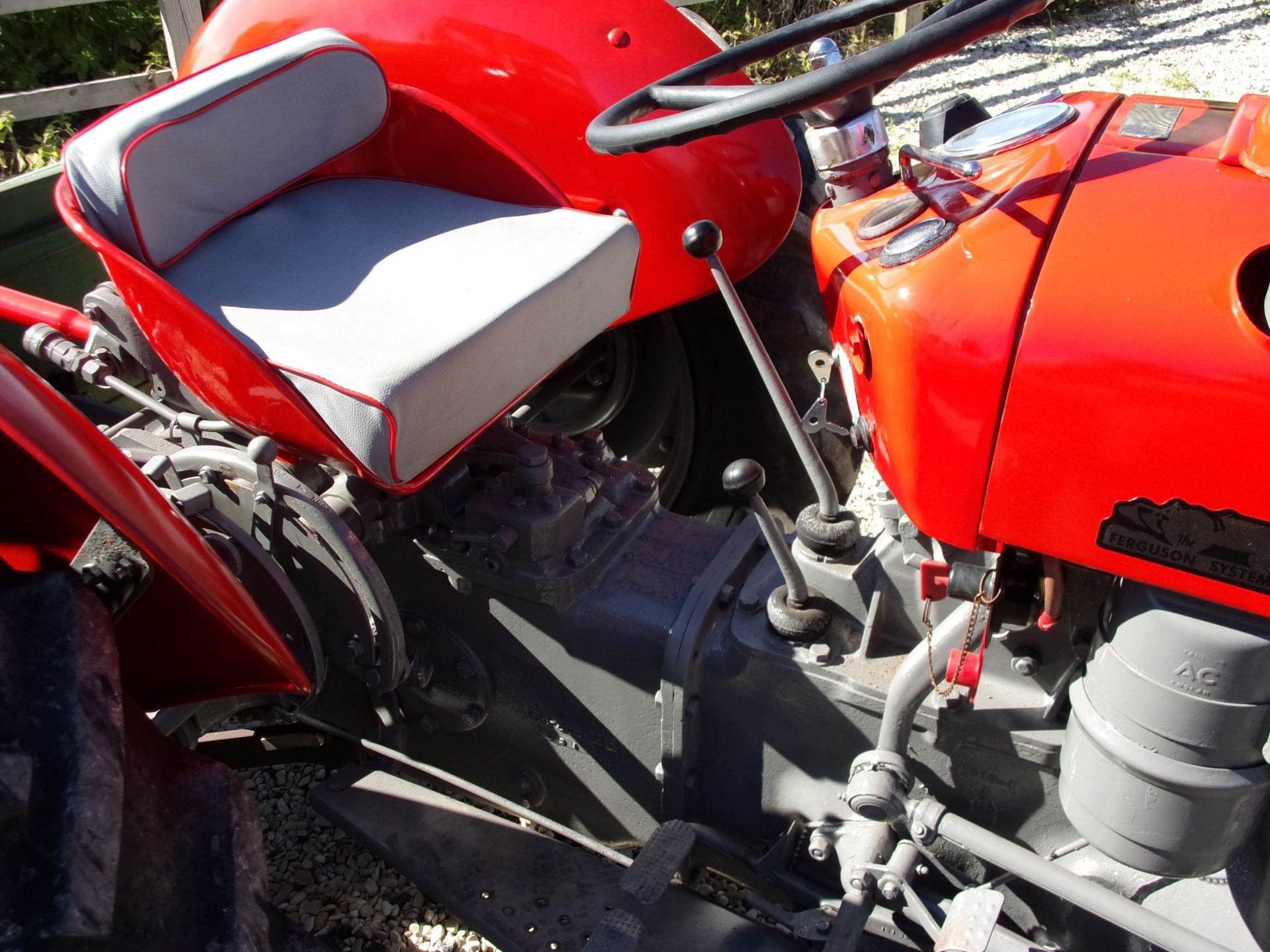 Massey Ferguson 35 3 cylinder Perkins 1960 / Comes with Power loader and tipping link box. - Image 6 of 11