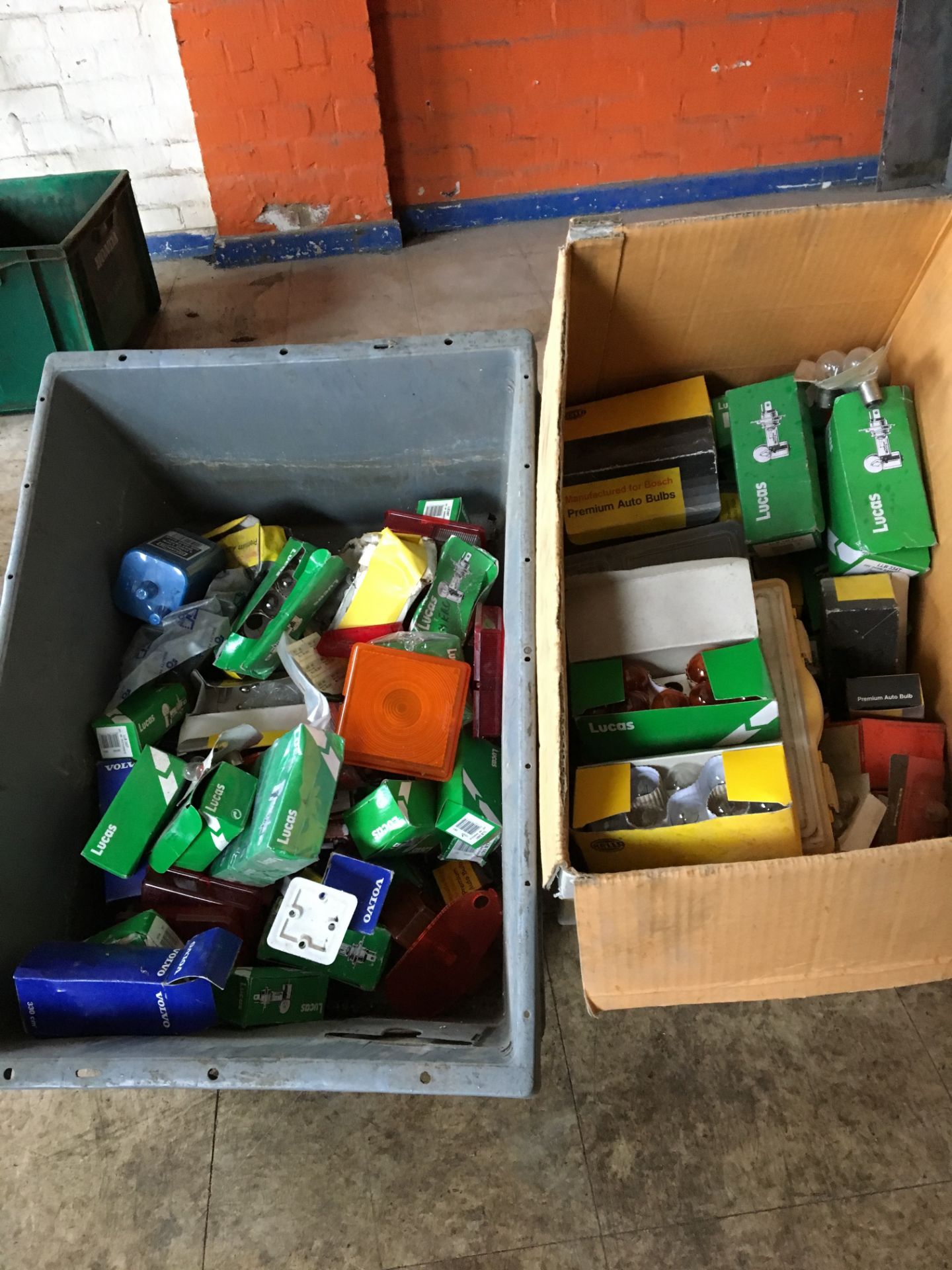 No Reserve: Large quantity of lorry bulbs 24v