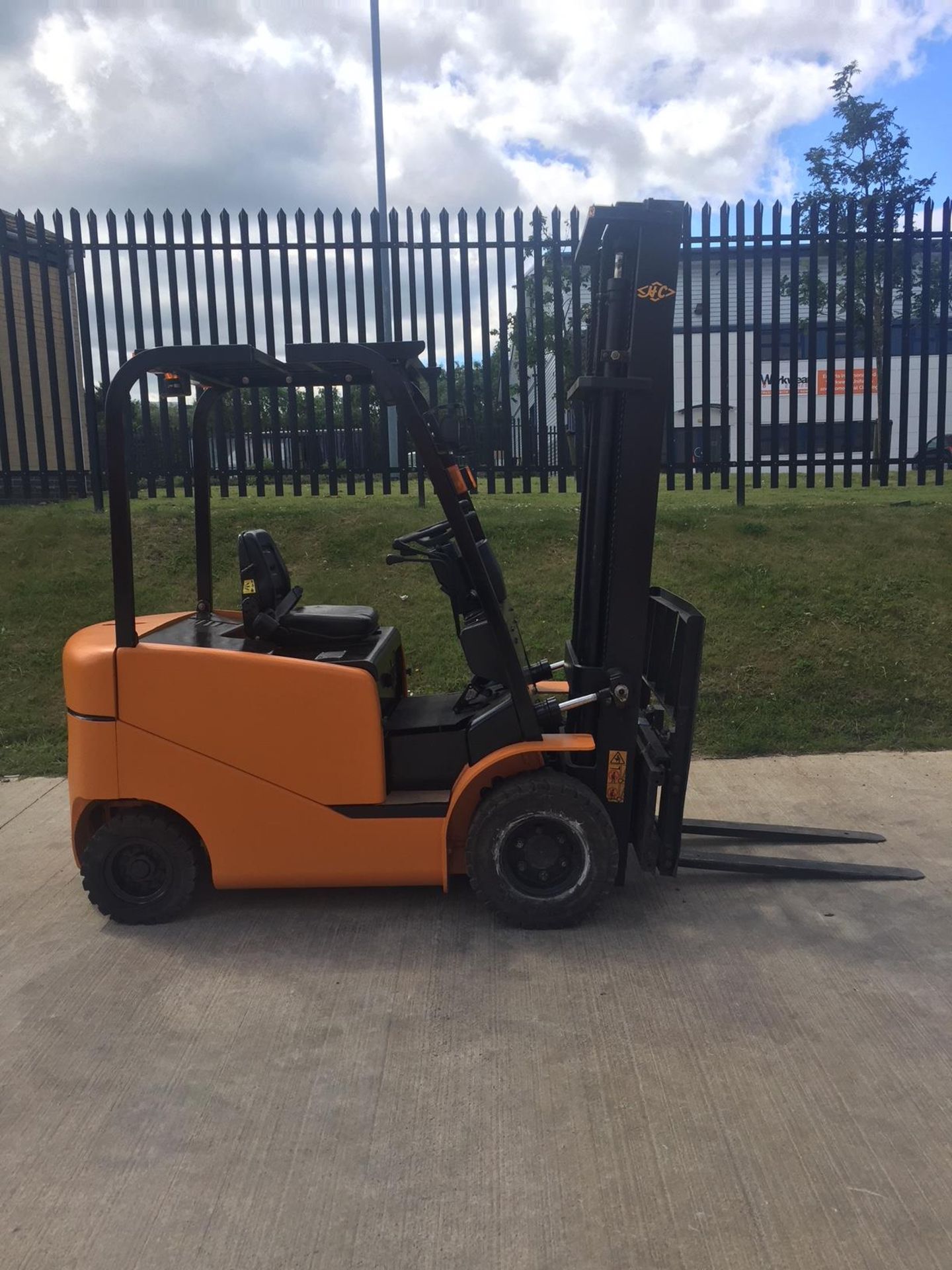 Sam-uk electric counterbalance fork lift truck - Fully refurbished and painted. - Bild 2 aus 9