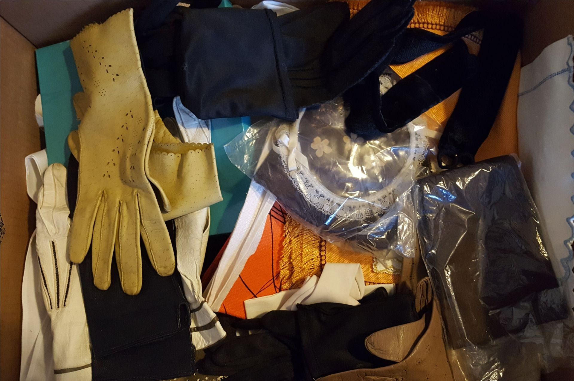 Vintage Retro Box of Assorted Linen Gloves & Other Vintage Items NO RESERVE - Bild 3 aus 5