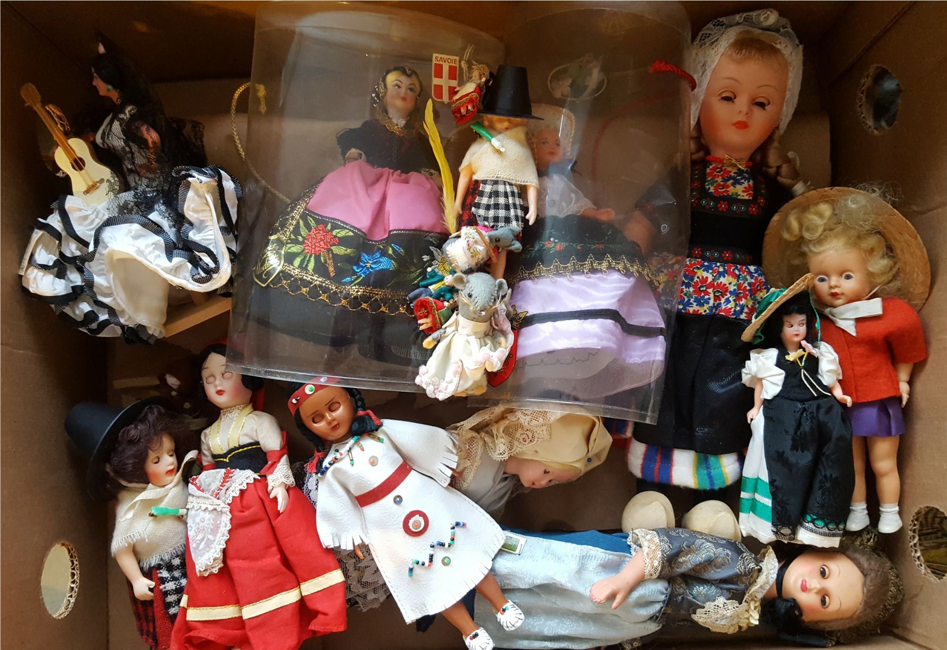 Vintage Retro Box of 25 Collectable World Dolls - Bild 2 aus 2