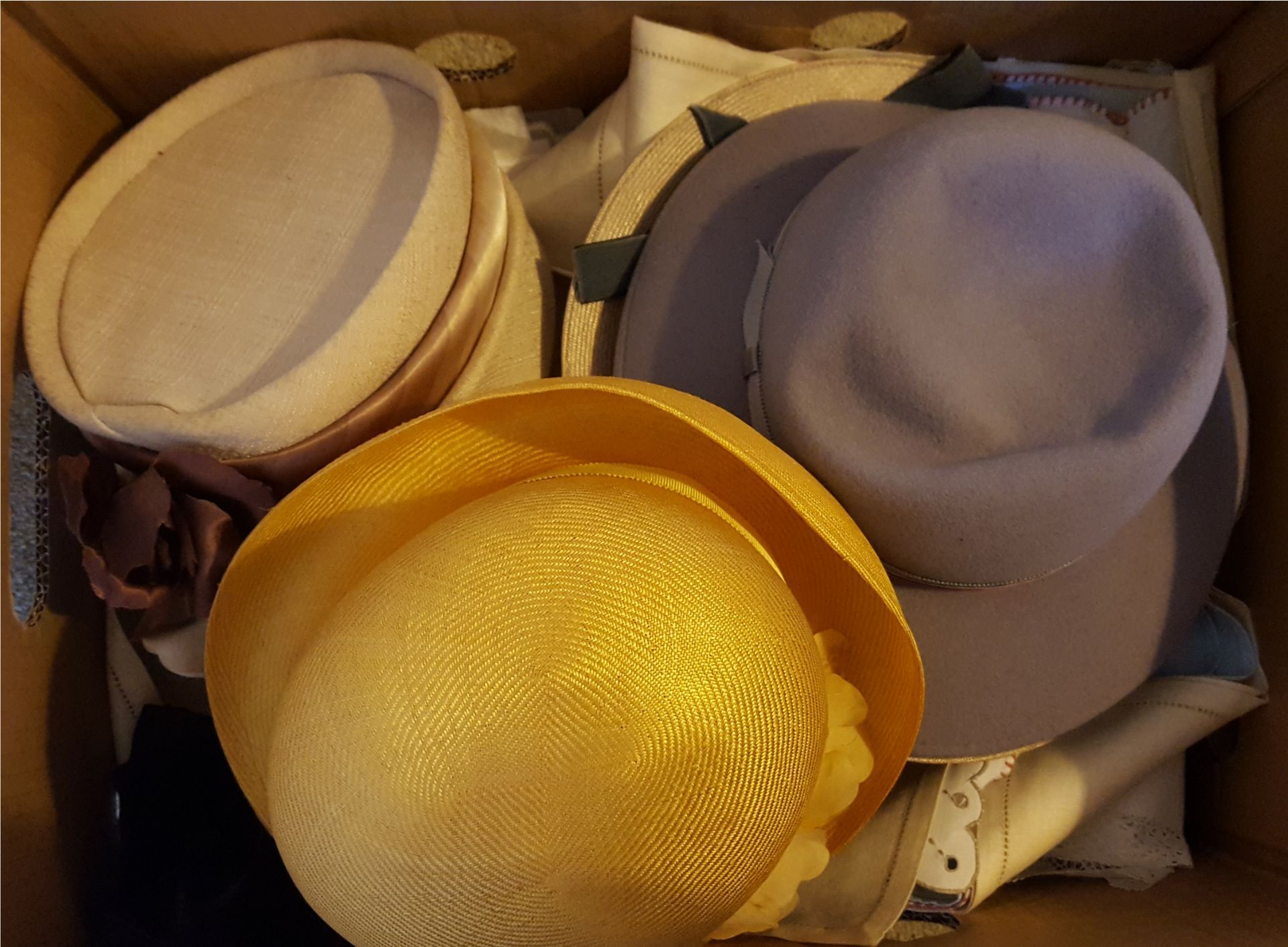 Vintage Retro Box of Assorted Hats & Linen 7 Hats in Total - Image 2 of 5