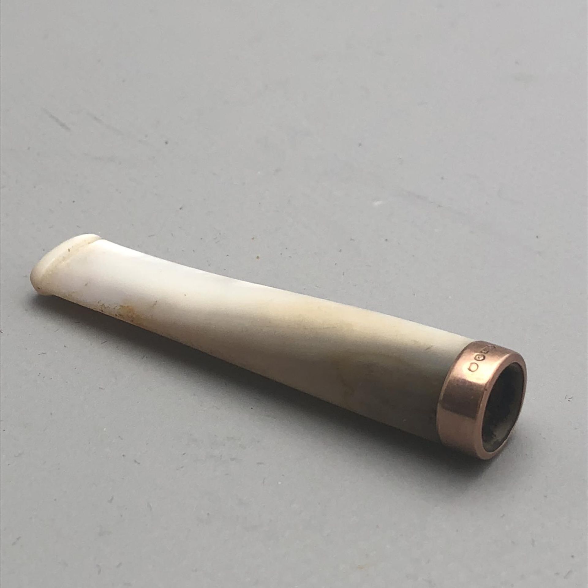 An Art Deco Mother of Pearl and 9ct Rose Gold Cheroot Holder - Image 2 of 3
