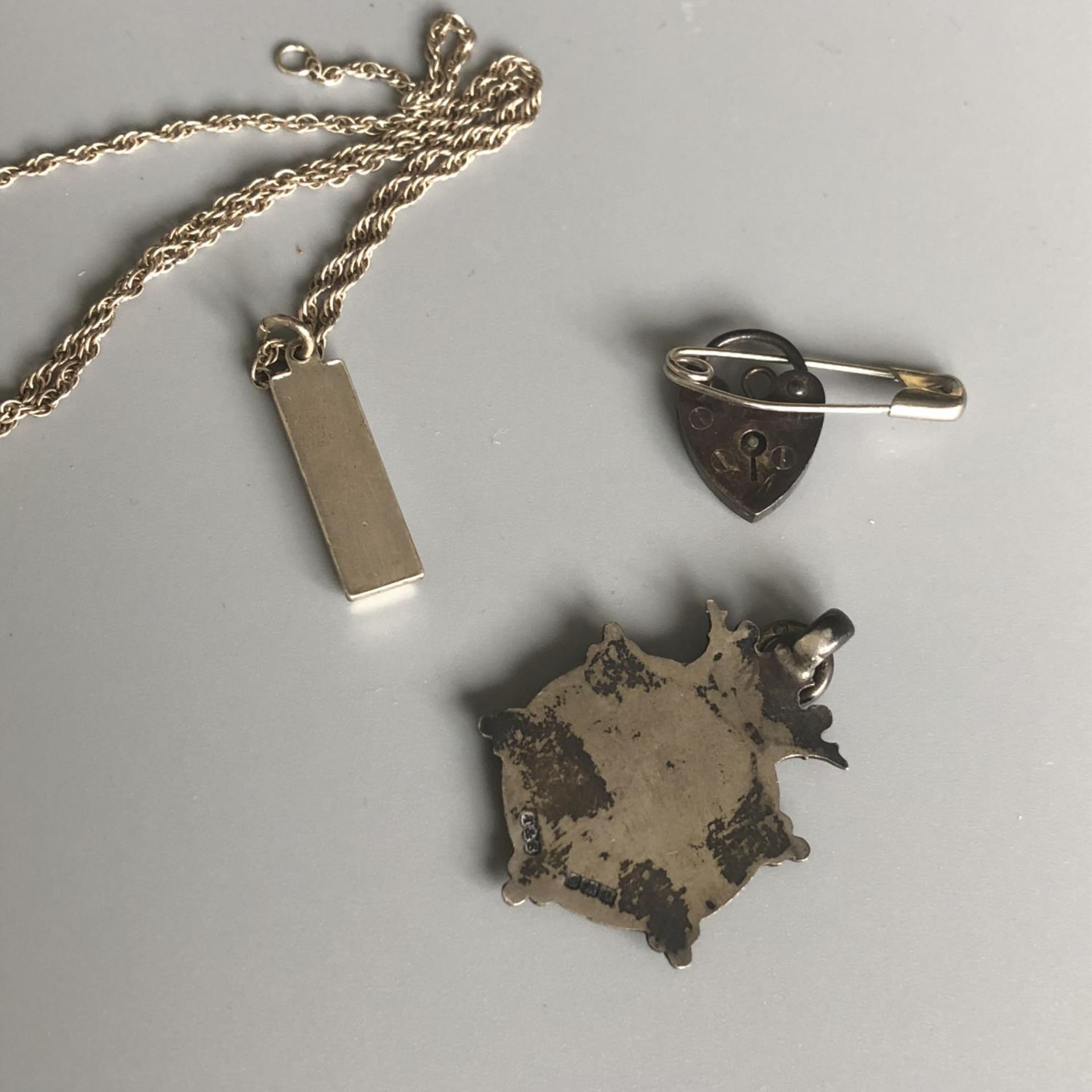 A group of hallmarked silver jewellery items (3) - Image 2 of 2