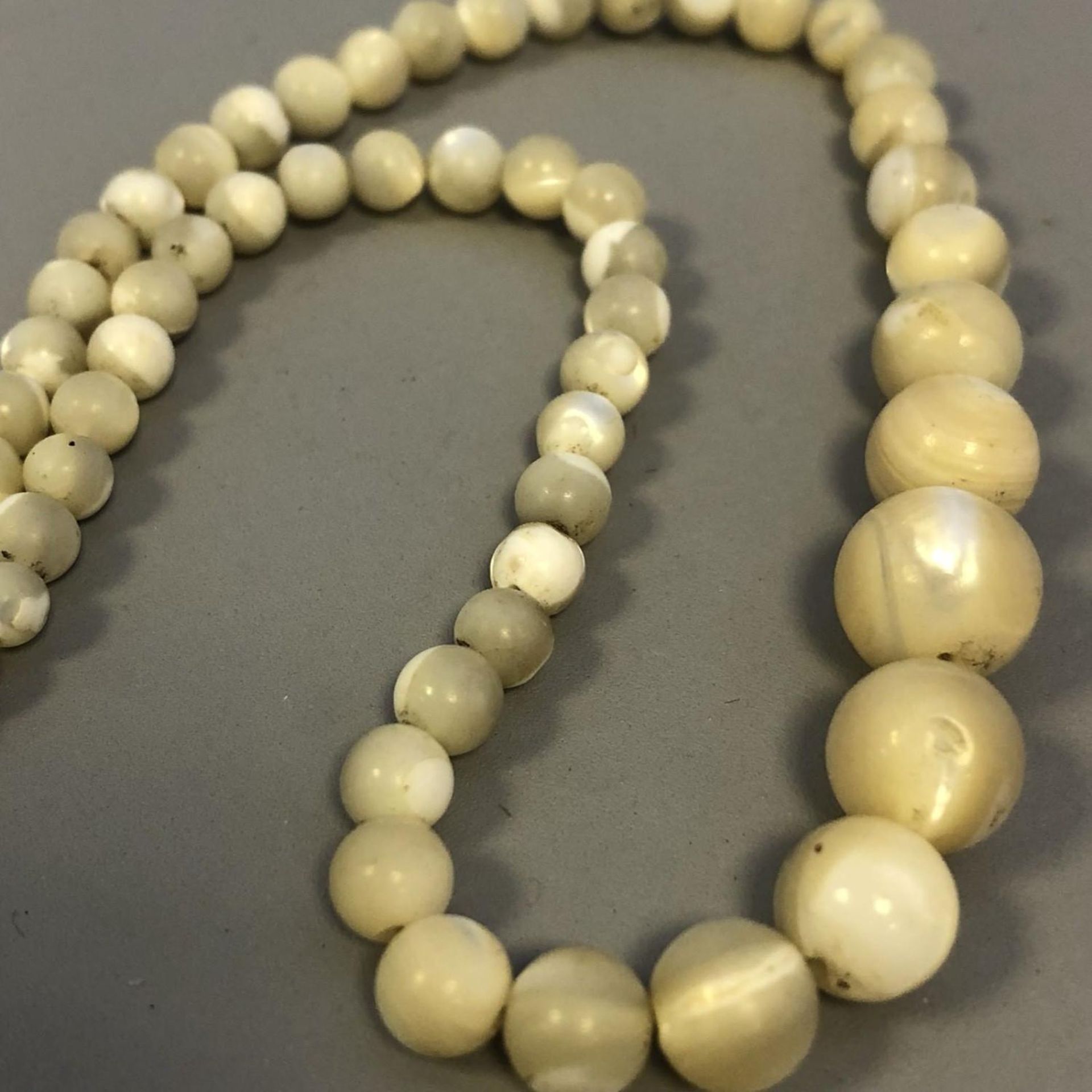 Art Deco circa 1920s Graduated Bead Necklace White Mother of Pearl 15 inches - Image 3 of 3