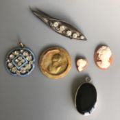 Various jewellery items