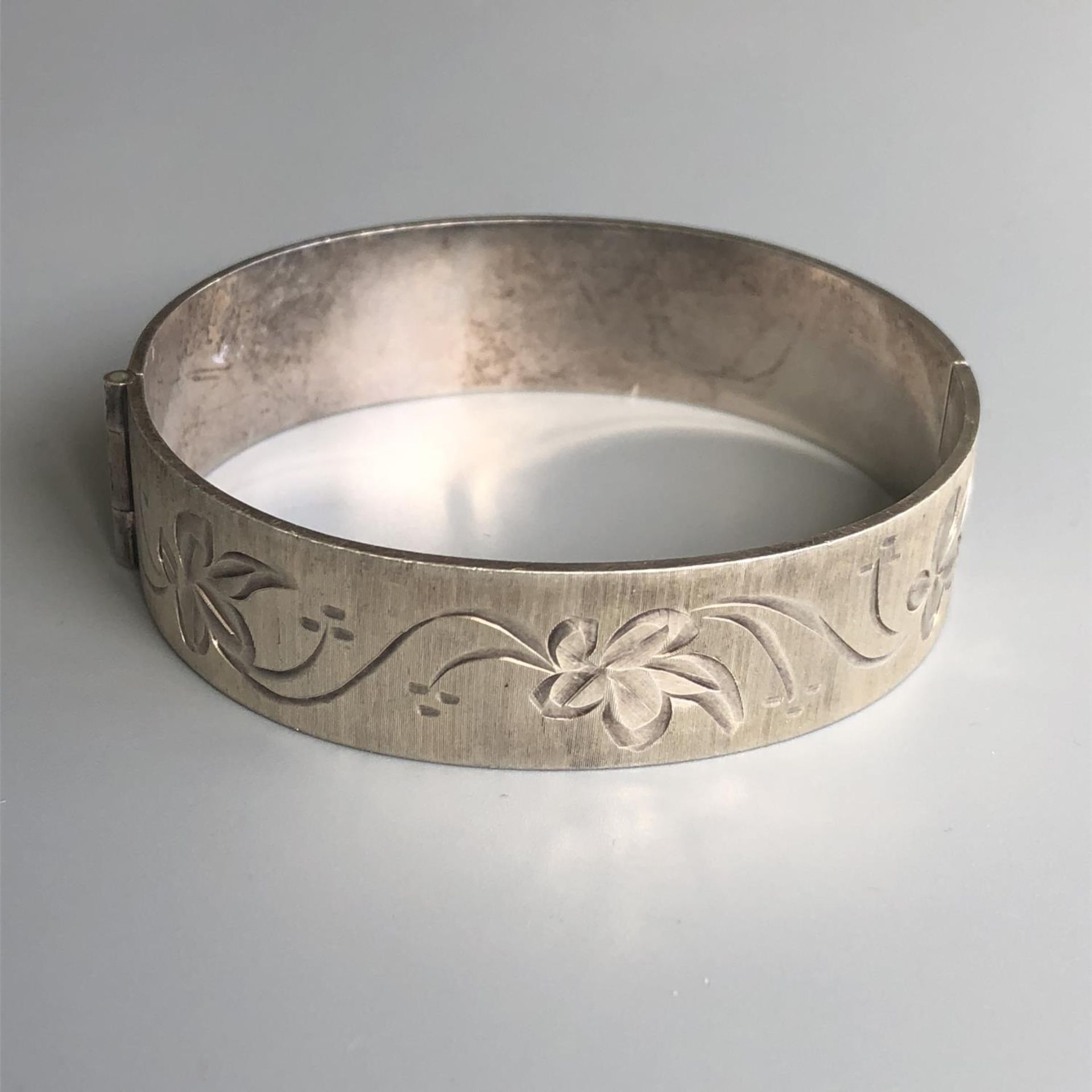 A retro engraved silver bangle - hallmarked Birmingham 1977 - Image 2 of 2