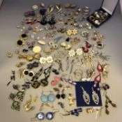 A large quantity of earrings for pierced ears - Vintage, Retro etc