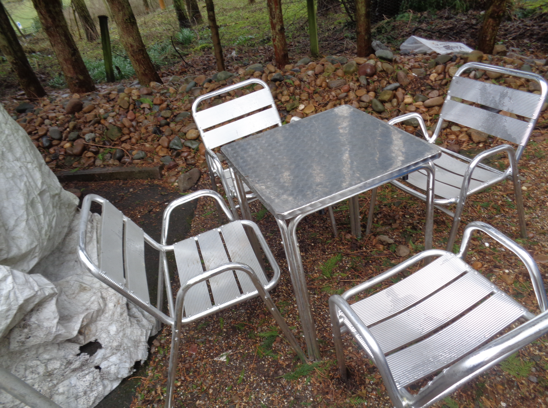 1 Aluminium Tables And 4 Chairs