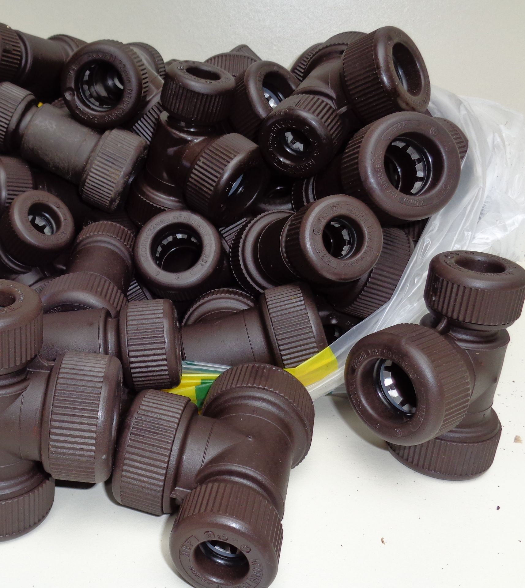 100 Approx - 22 X 15 X 22Mm Tee End Reduced Hep2 0 Type Brown Pus Fit / Demountable Fittings