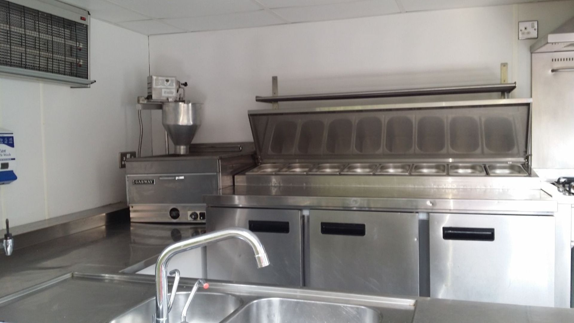 5 Star Rated A Pro Catering Unit Indespension Trailer - Image 4 of 7