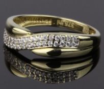 9CT GOLD CROSSOVER BAND RING, SET WITH CIRCULAR SHAPE CUBIC ZIRCONIAS