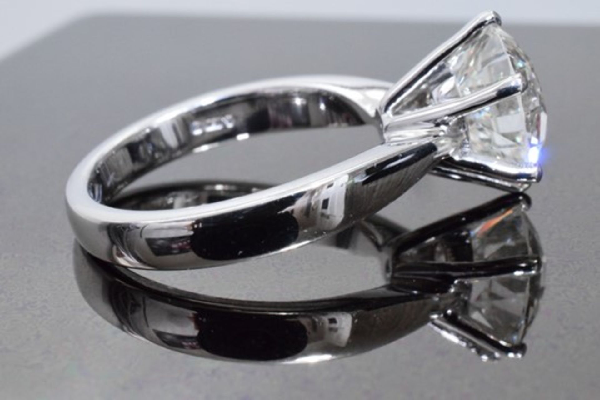3.70 Carat Diamond Ring Set in White Gold - Image 2 of 8