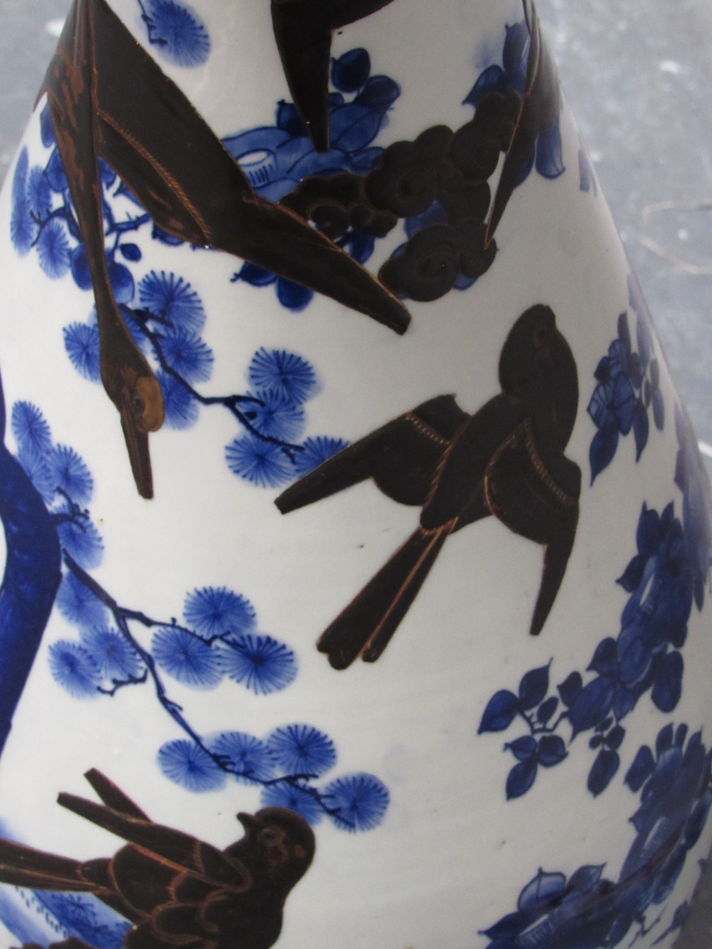 Large Chinese Blue And White Vase With Chinese Scene Decorated With All Over Birds - Image 5 of 5