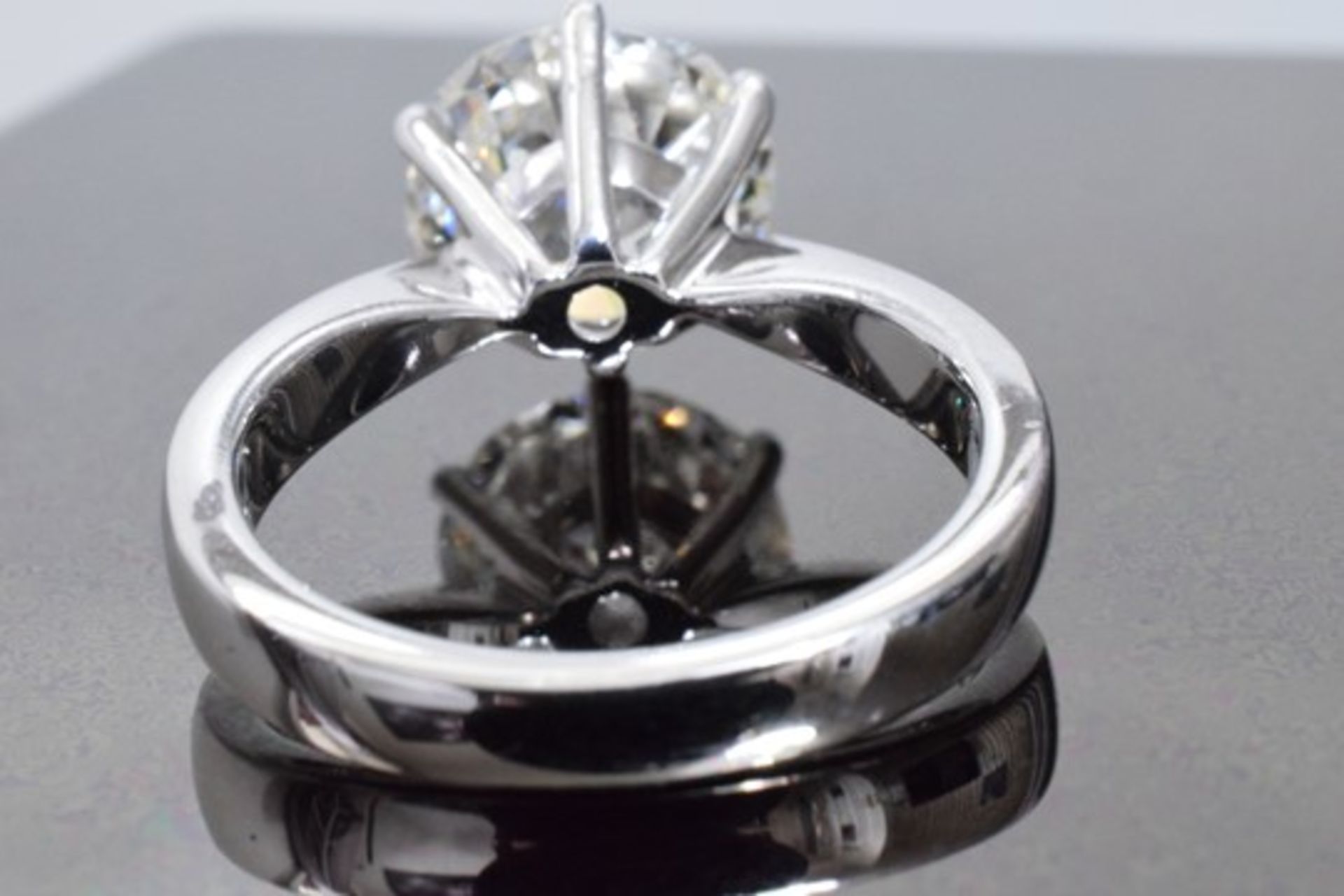 3.70 Carat Diamond Ring Set in White Gold - Image 7 of 8