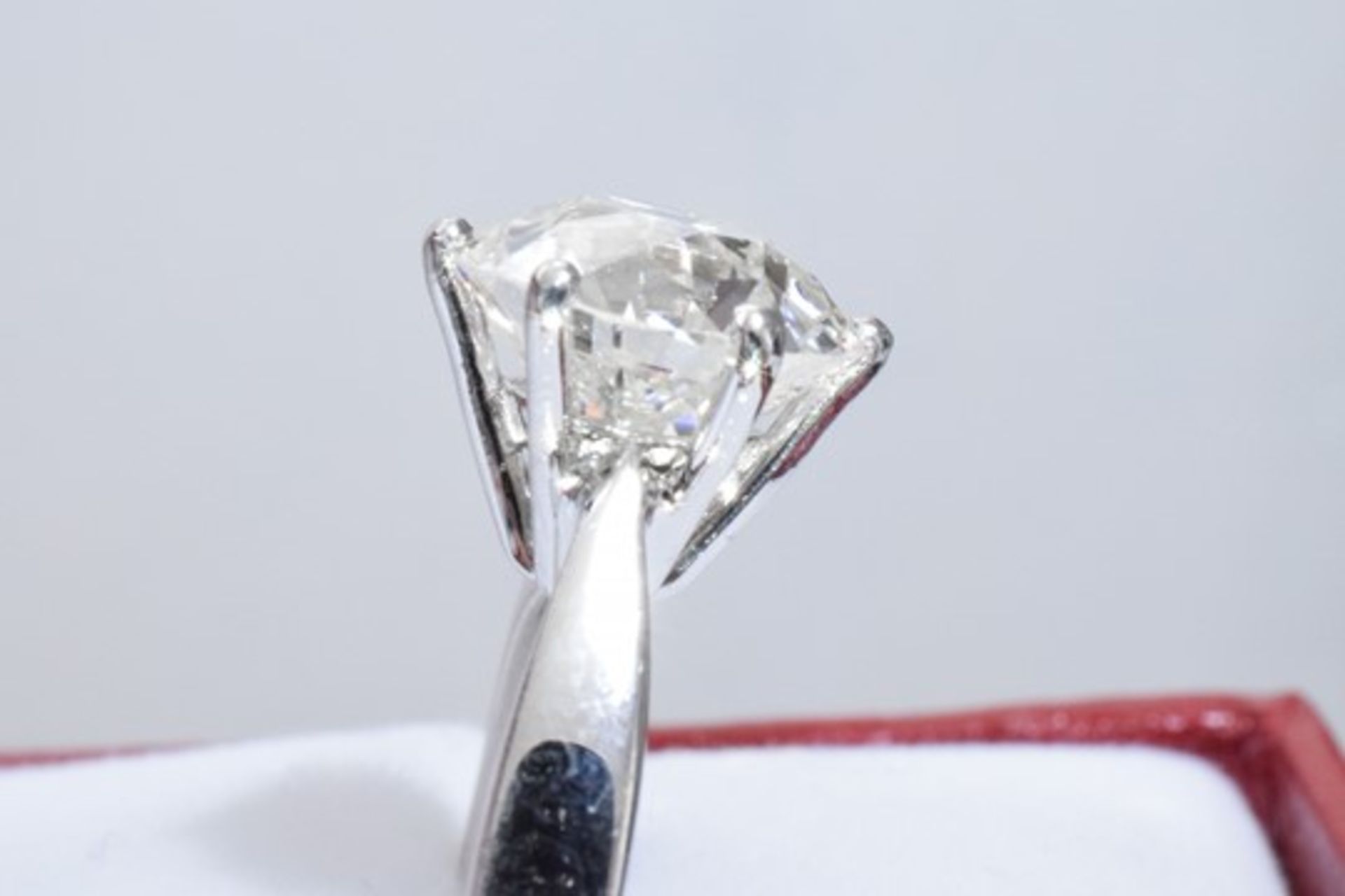 3.70 Carat Diamond Ring Set in White Gold - Image 8 of 8