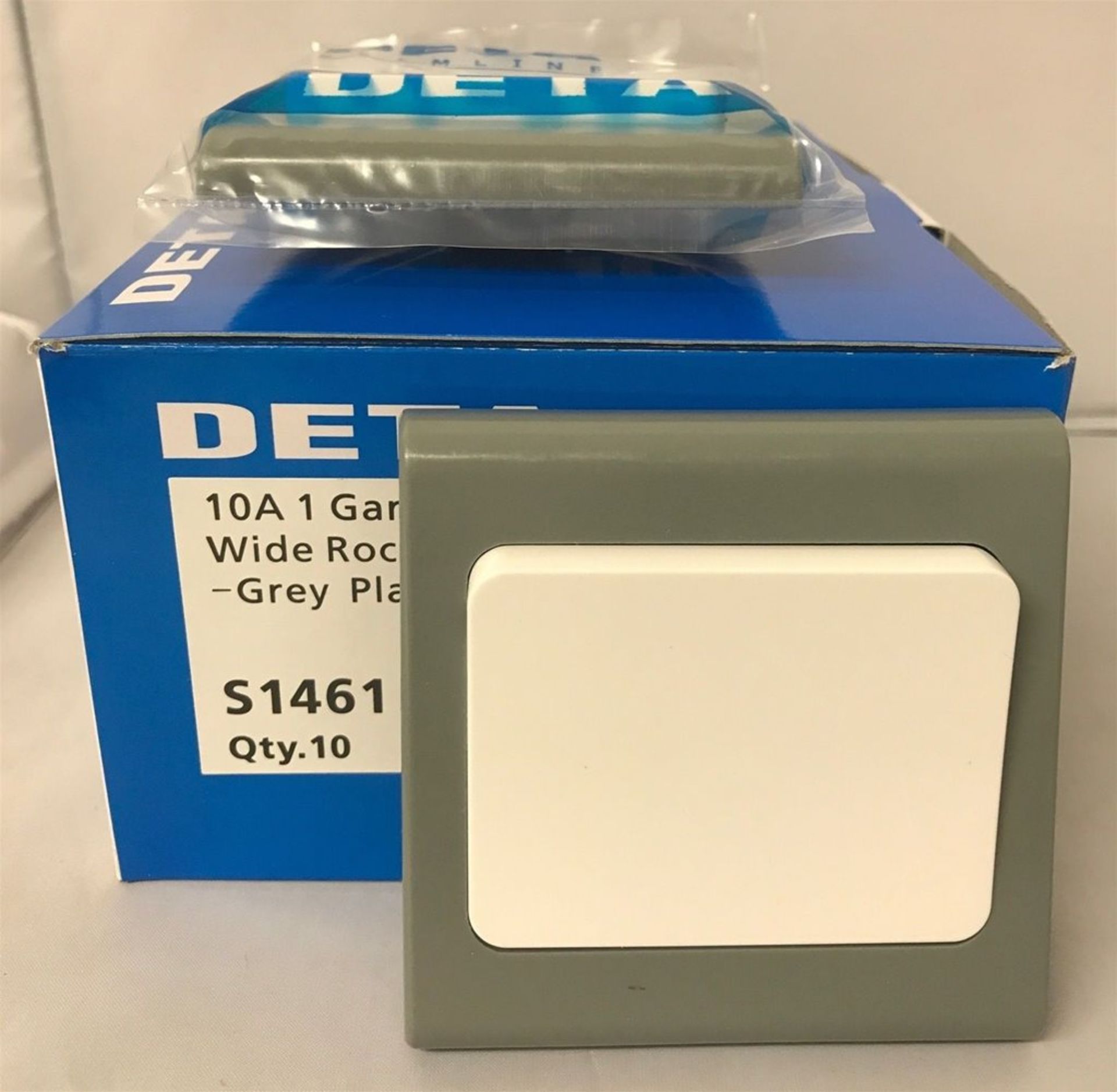 50 X Deta S1461 Slimline Wide Rocker Switch White With Grey Plate 10 Amp 1 Gang,2 Way