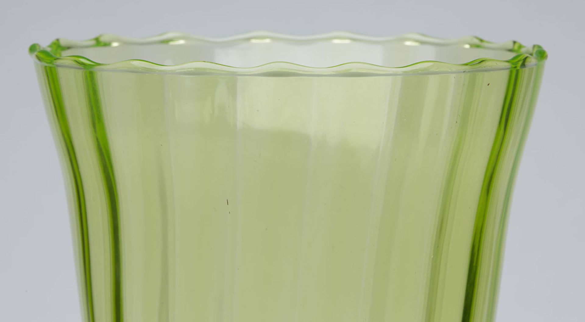 Antique Fluted Pedestal Green Glass Vase 19/20Th C. - Bild 3 aus 7