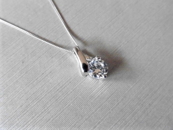 0.75ct diamond pendant with a brilliant cut diamond. H colour and I1-2 clarity.