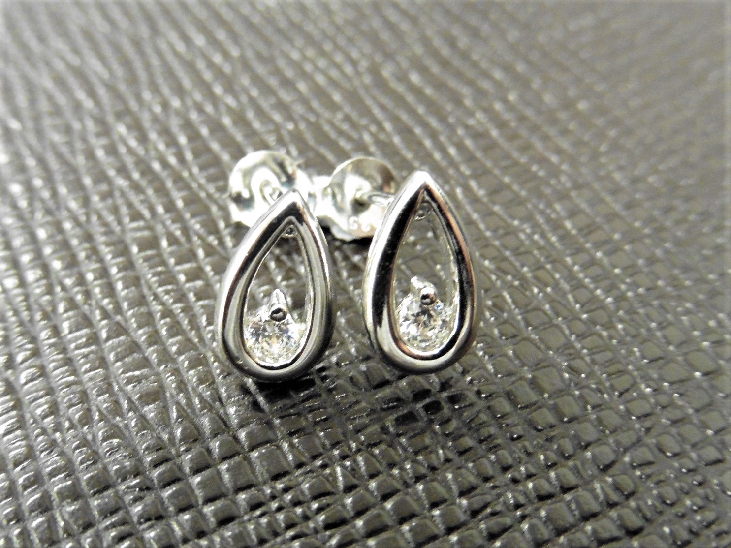 0.20ct diamond earrings set in platinum 950. 2 small brilliant cut diamonds, H/I colourand si2