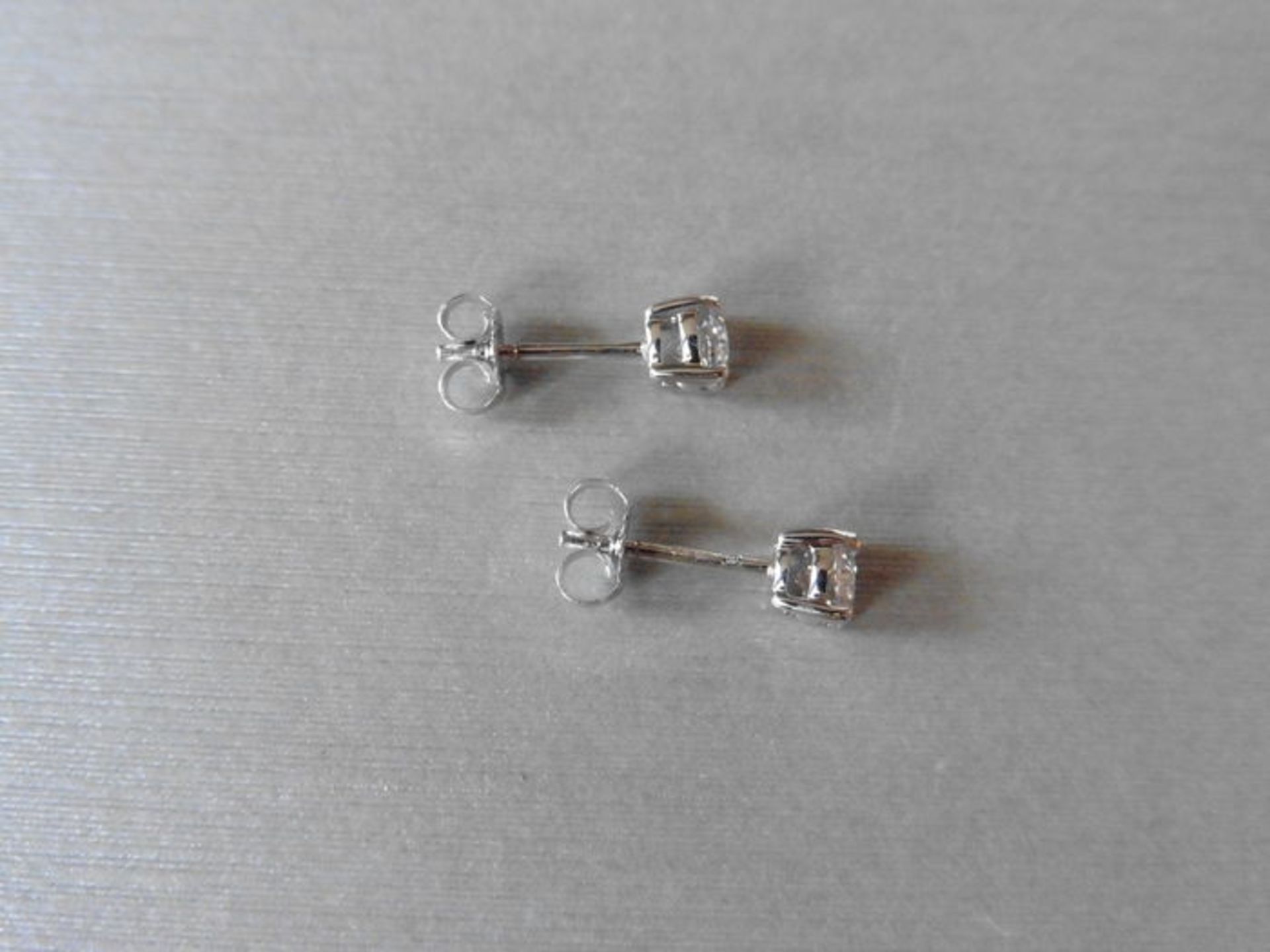 0.30ct Solitaire diamond stud earrings set with brilliant cut diamonds, SI2 clarity and I colour. - Bild 3 aus 3
