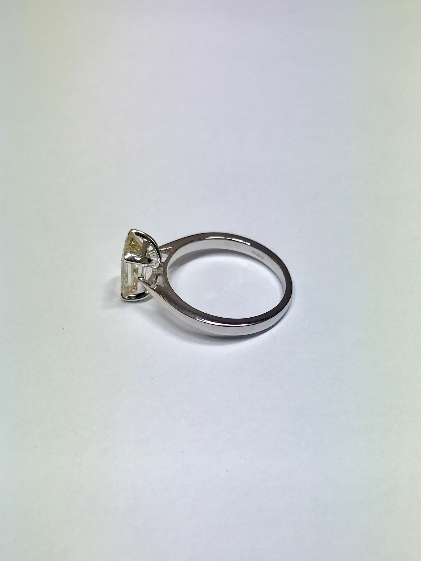 2ct diamond solitaire ring set with an emerald cut diamond, N ( light brown ) colour and VS1 - Bild 3 aus 5