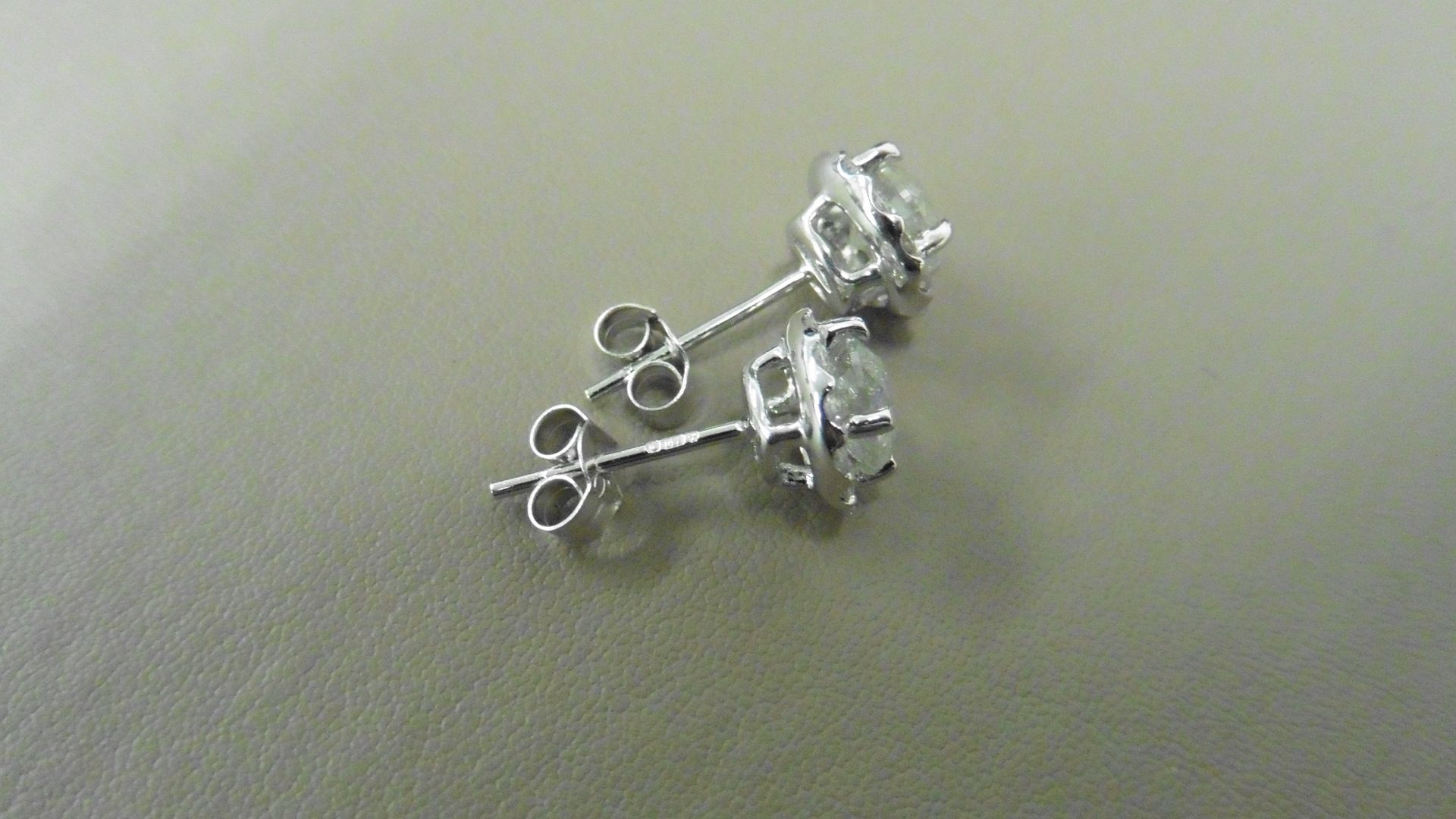 2.00ct Diamond set solitaire style earrings. Each set with 1ct brilliant cut diamond ( enhanced - Bild 2 aus 3