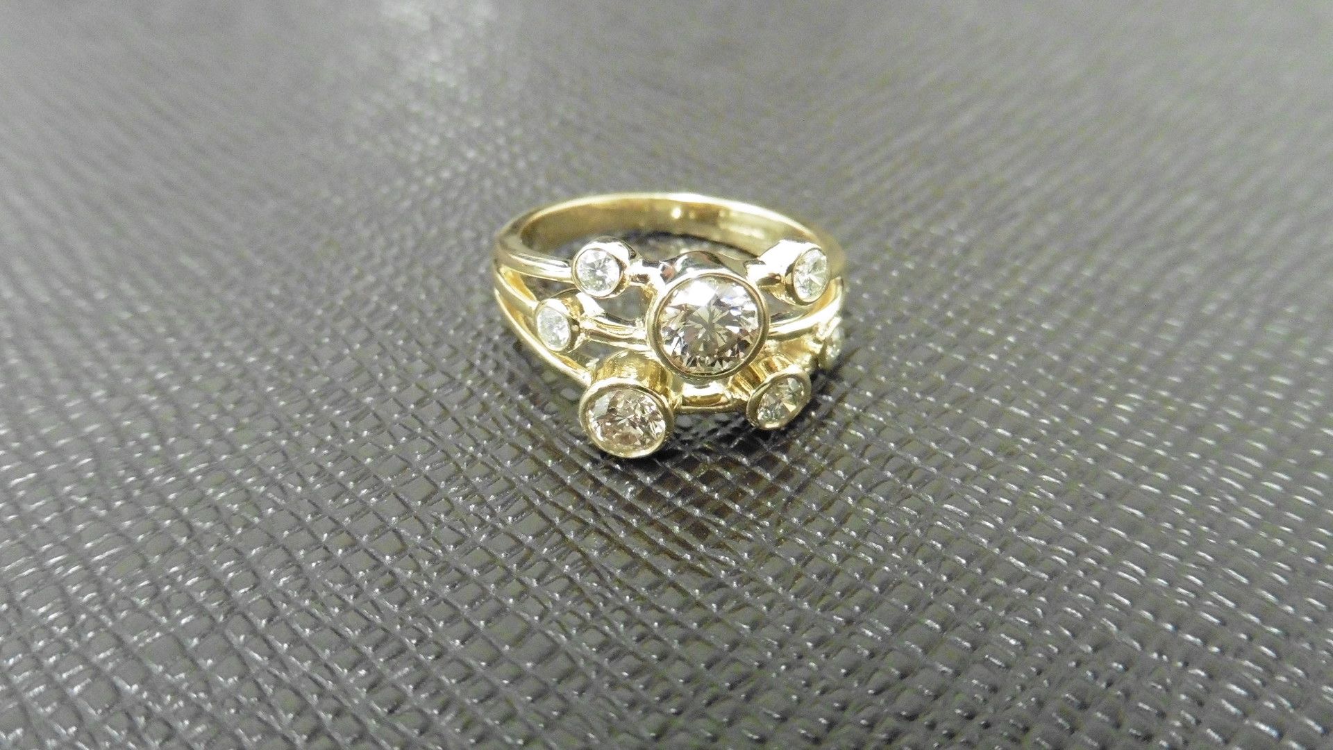 1.00ct 9ct yellow gold diamond dress ring, rain dance style. Set with 7 graduated brilliant cut - Bild 2 aus 4
