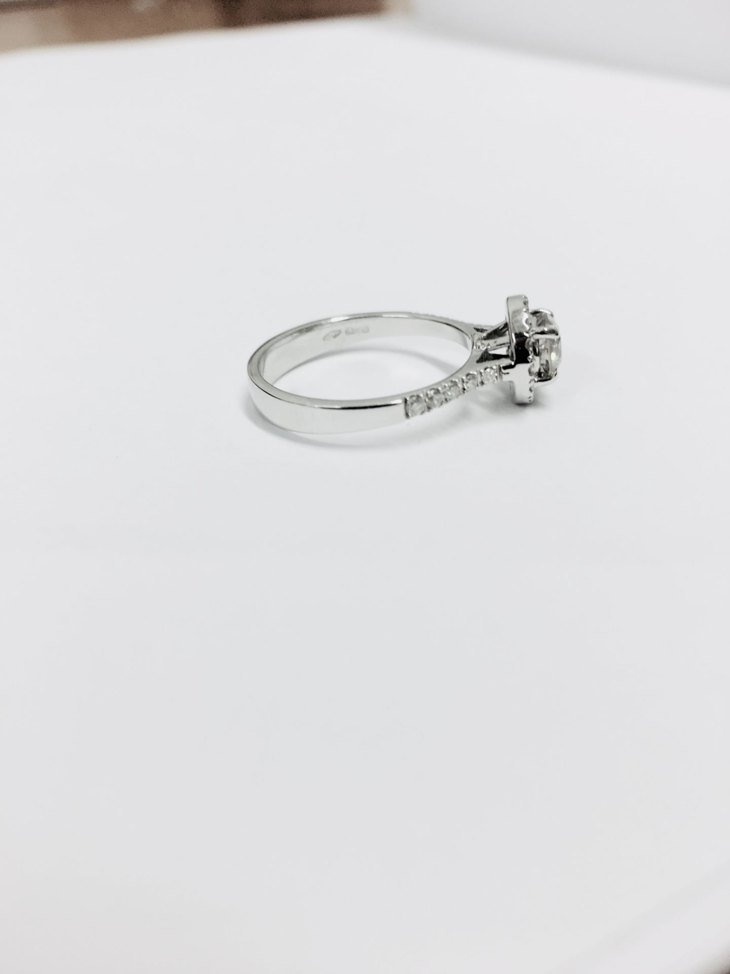 0.40ct diamond set solitaire ring set in 18ct gold. Centre stone J colour, si3 clarity with a halo - Bild 4 aus 6