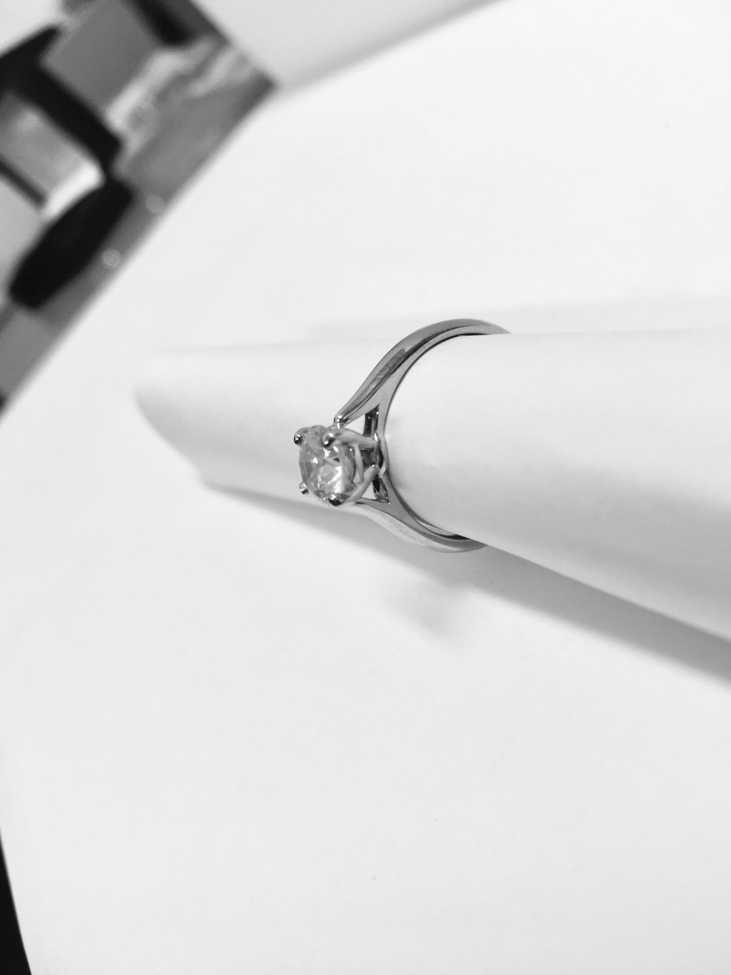 1.04ct diamond solitaire ring with a brilliant cut diamond. I colour and si3 clarity. Set in 18ct - Bild 3 aus 6