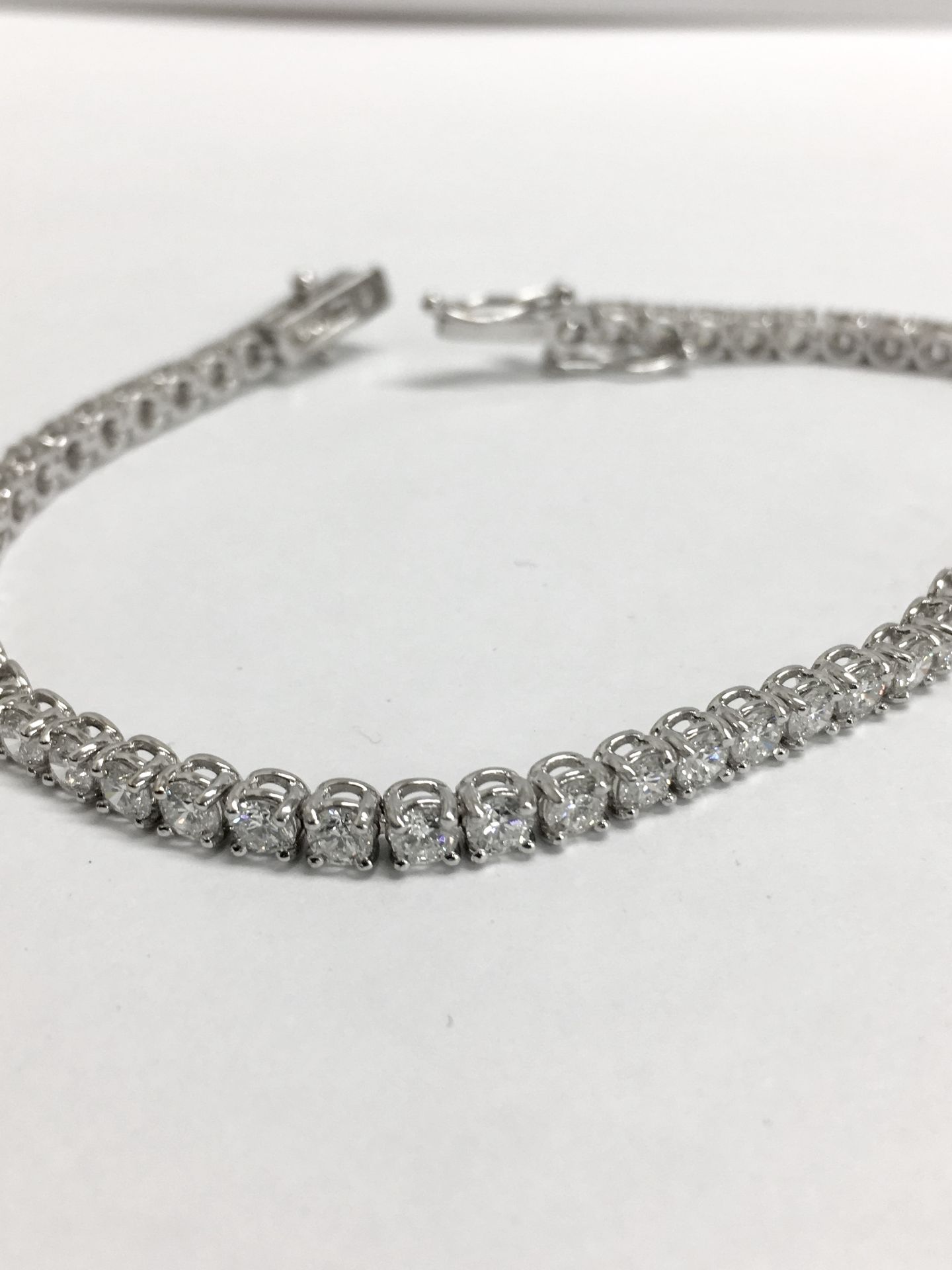6.60ct Diamond tennis bracelet set with brilliant cut diamonds of I/J colour, si2 clarity. All set - Bild 3 aus 5