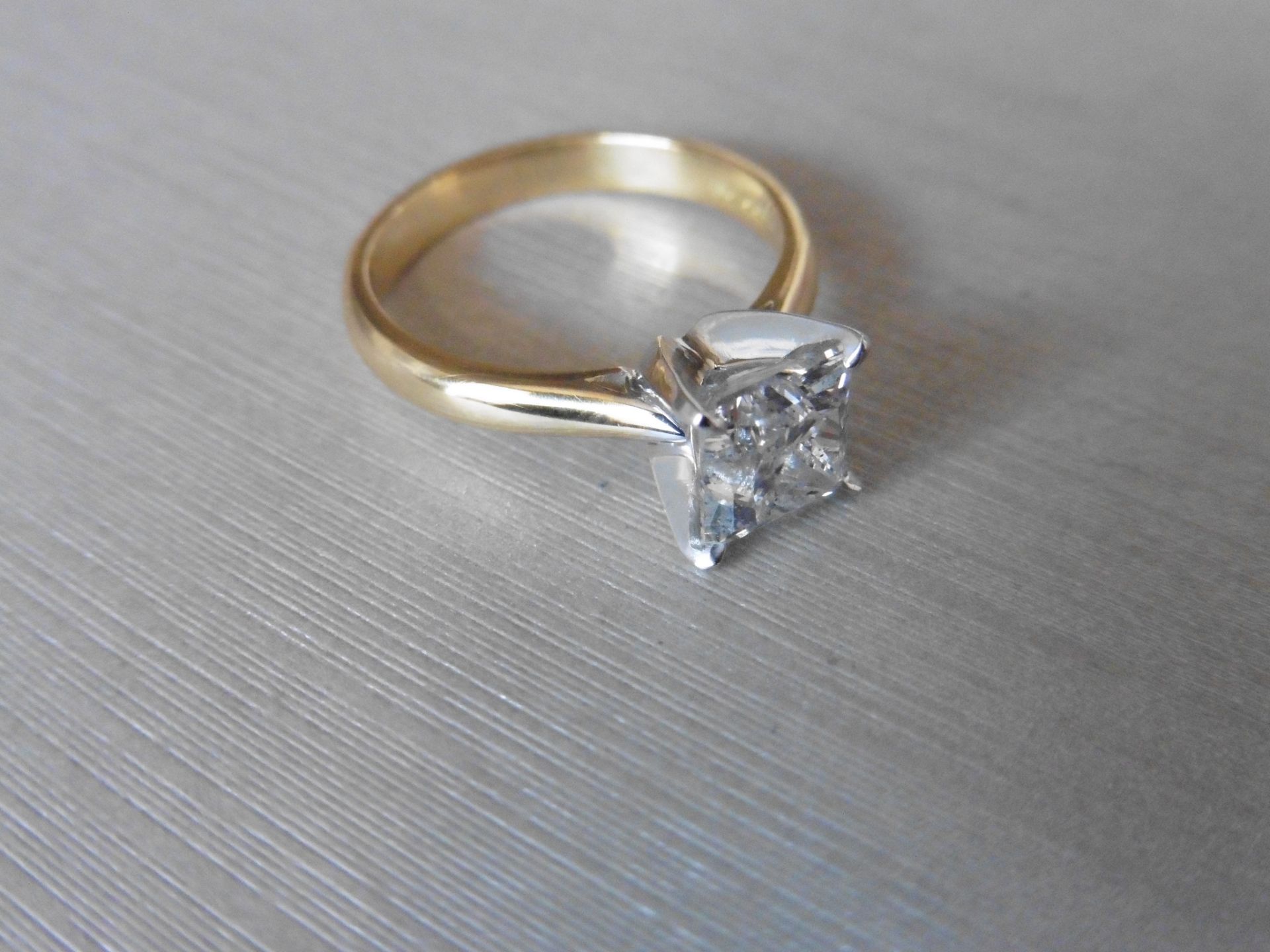 1.00 ct diamond solitaire ring with a princess cut diamond. H colour and I2 clarity. Set in 18ct - Bild 2 aus 3