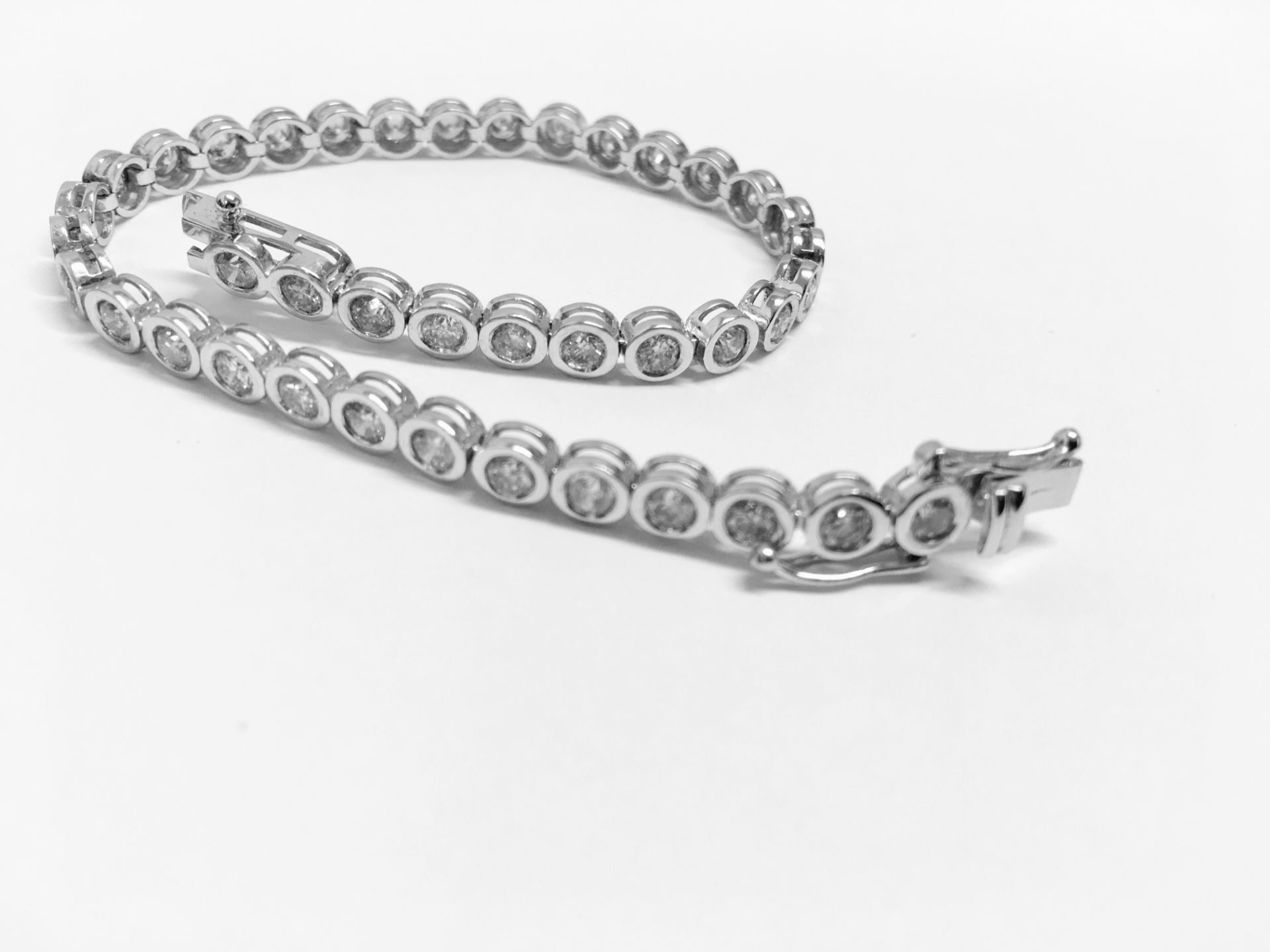 3.50ct tennis style bracelet set with brilliant cut diamonds. I colour, Si2 clarity. 18ct white - Bild 3 aus 5