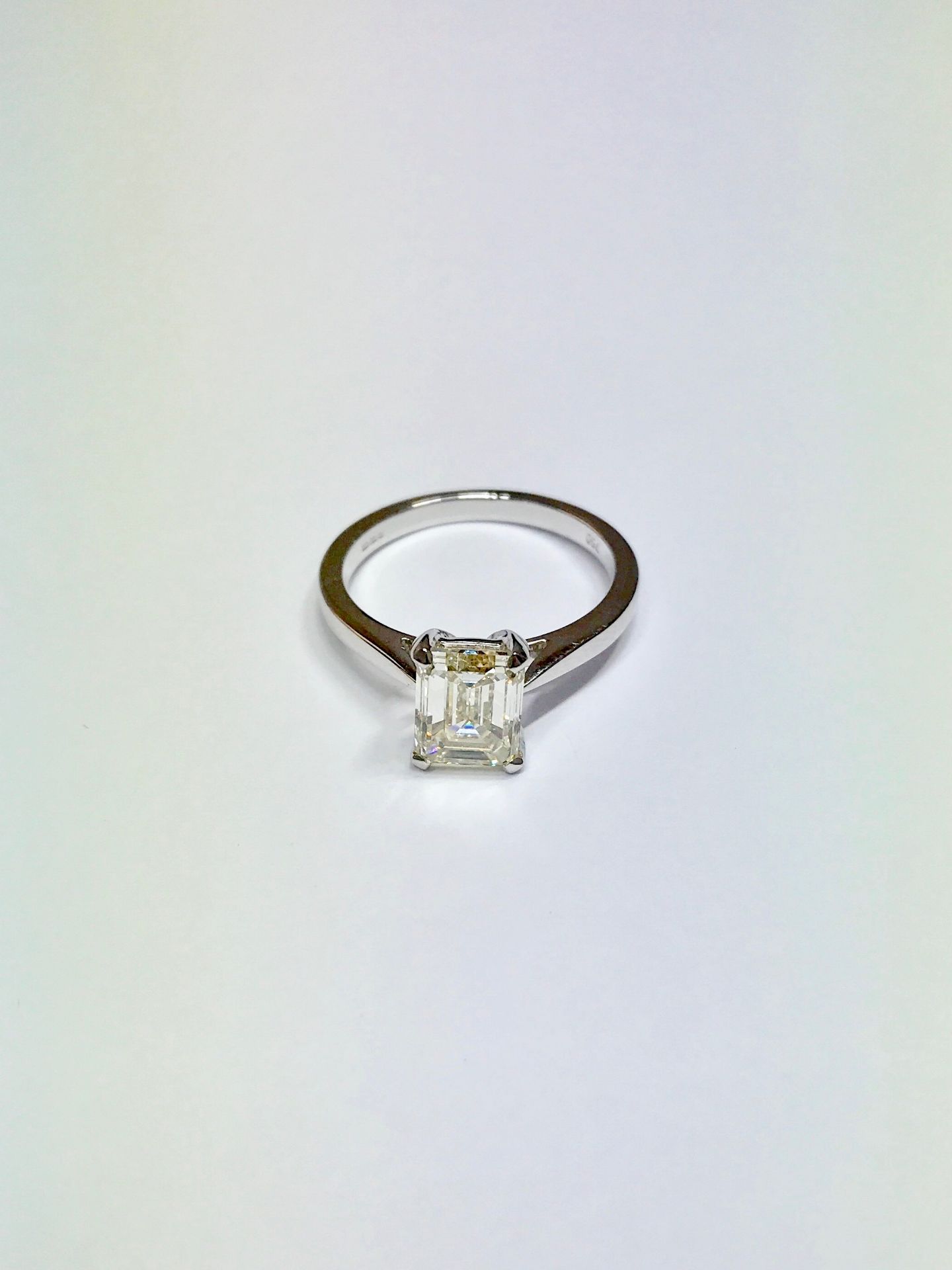 2ct diamond solitaire ring set with an emerald cut diamond, N ( light brown ) colour and VS1 - Bild 2 aus 5