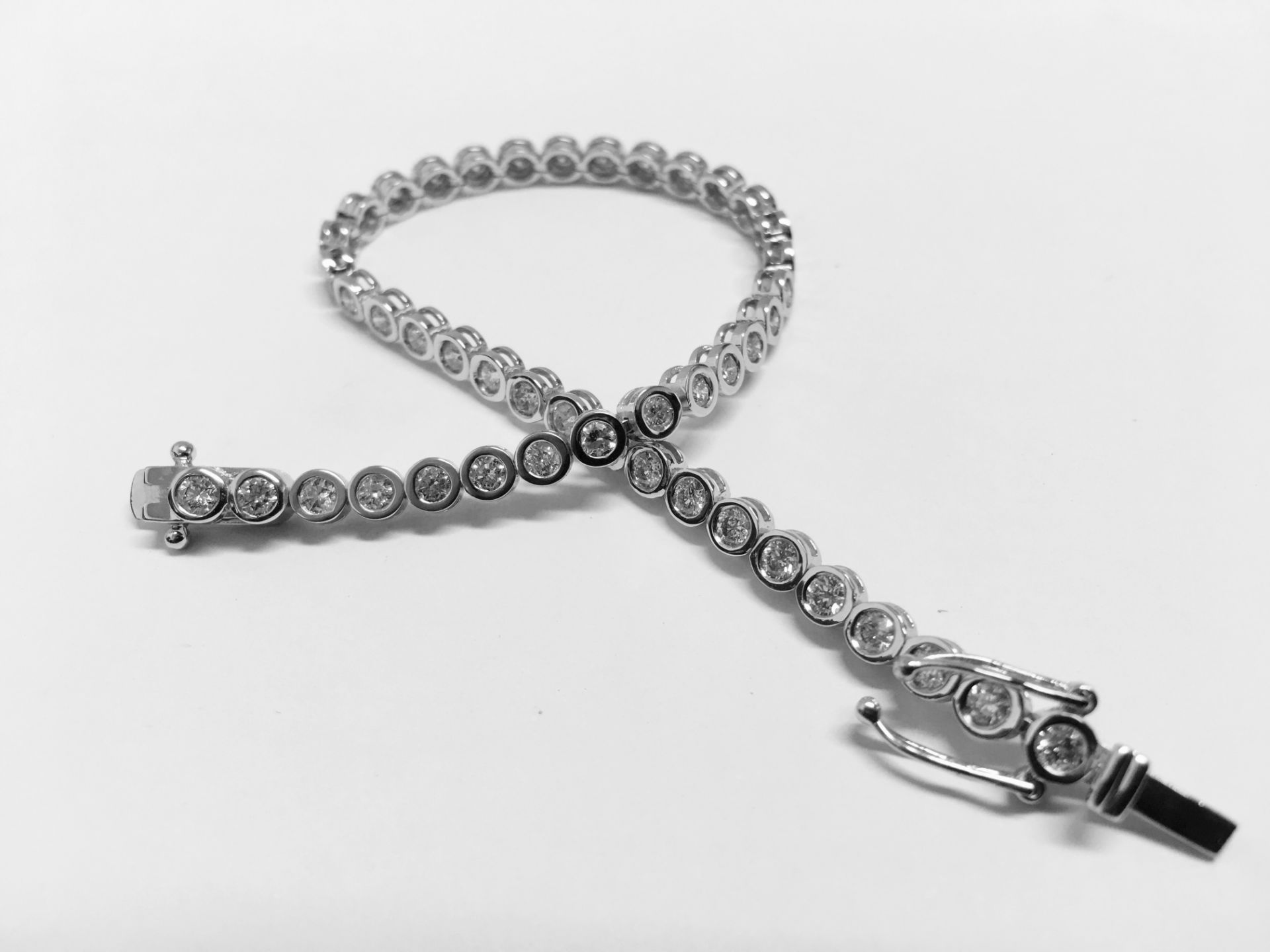 5.60ct diamond tennis style bracelet set with brilliant cut diamonds, I colour, Si2 clarity. 18ct - Bild 4 aus 5