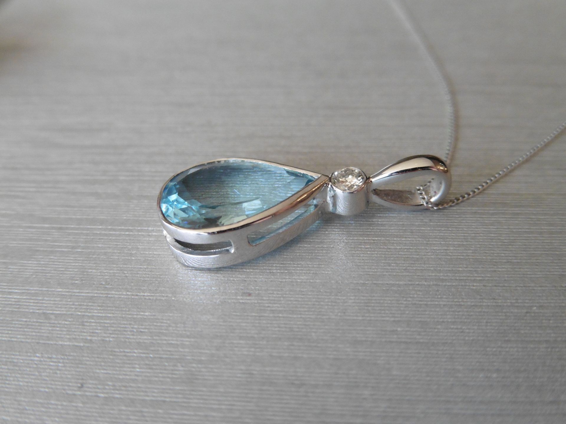 18ct white gold Aquamarine and diamond pendant,3.09ct Brazilian aquamarine 13mm x9mm x4.7mm ,0. - Image 3 of 4