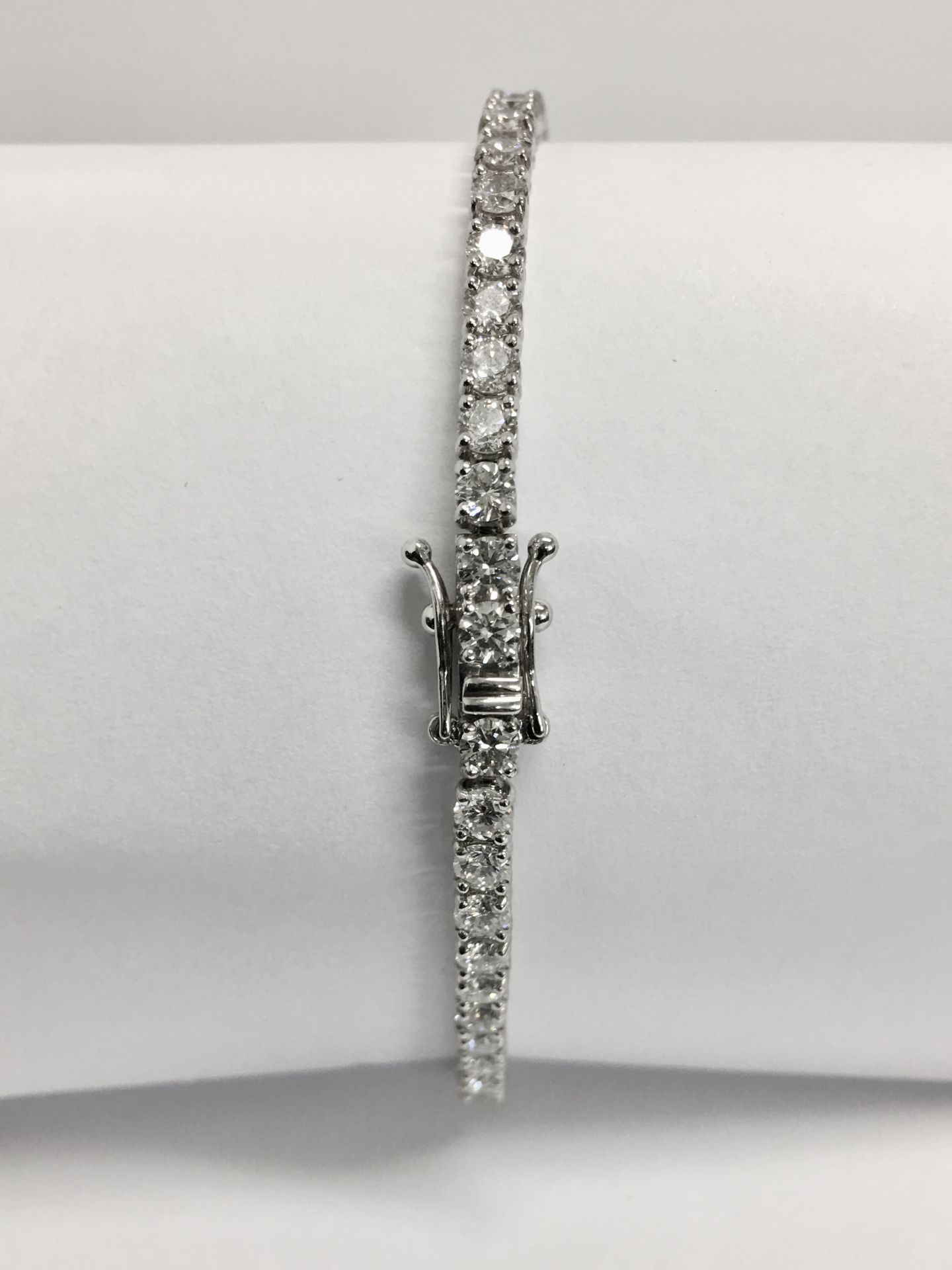 6.60ct Diamond tennis bracelet set with brilliant cut diamonds of I/J colour, si2 clarity. All set - Bild 5 aus 5