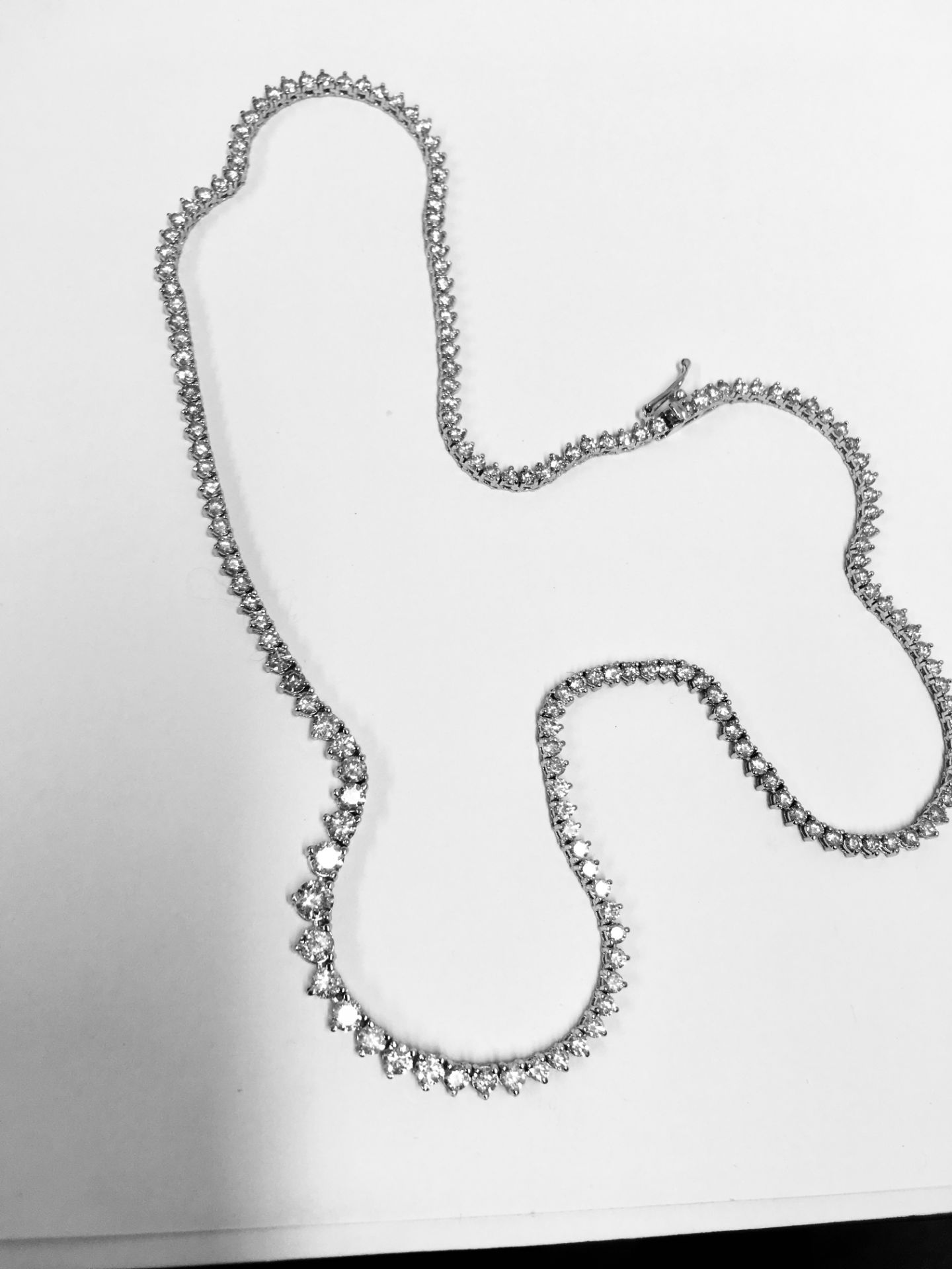 6.50ct Diamond tennis style necklace. 3 claw setting. Graduated diamonds, I colour, Si2 clarity - Bild 5 aus 6