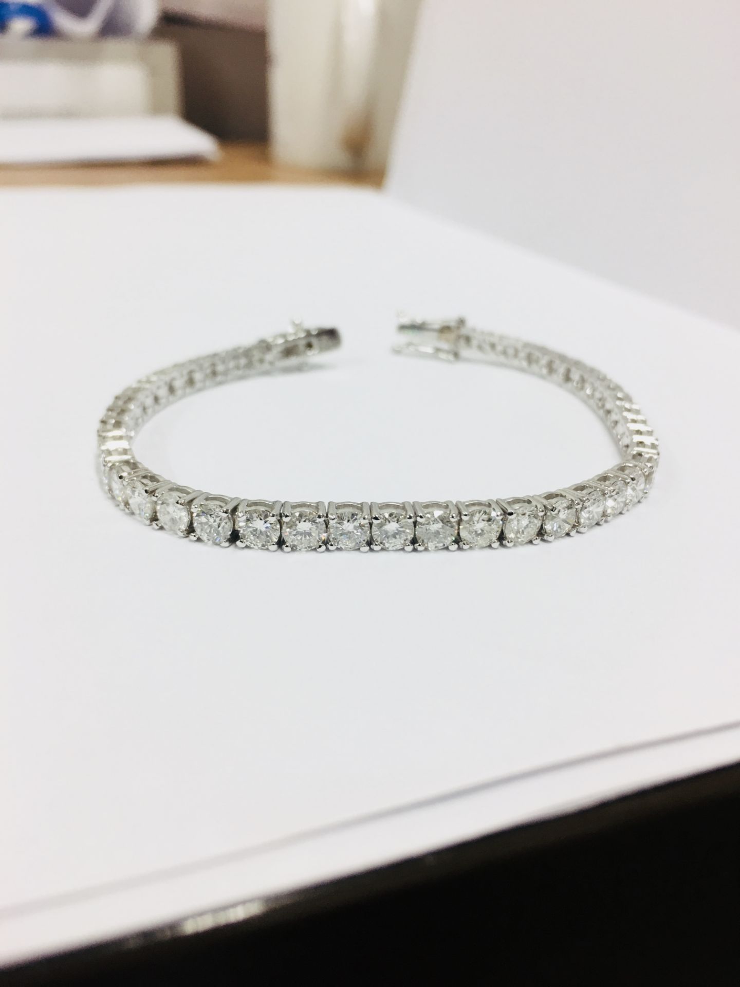 10.50ct Diamond tennis bracelet set with brilliant cut diamonds of I colour, si2 clarity. All set in - Bild 4 aus 7