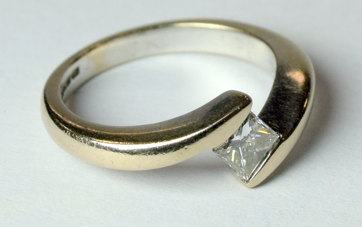 18ct Gold Diamond Solitaire Ring - Image 4 of 5