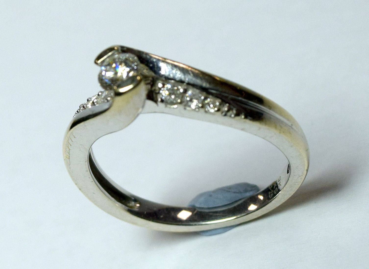 9ct gold Diamond Solitaire crossover ring with diamonds in shoulders - Image 3 of 6